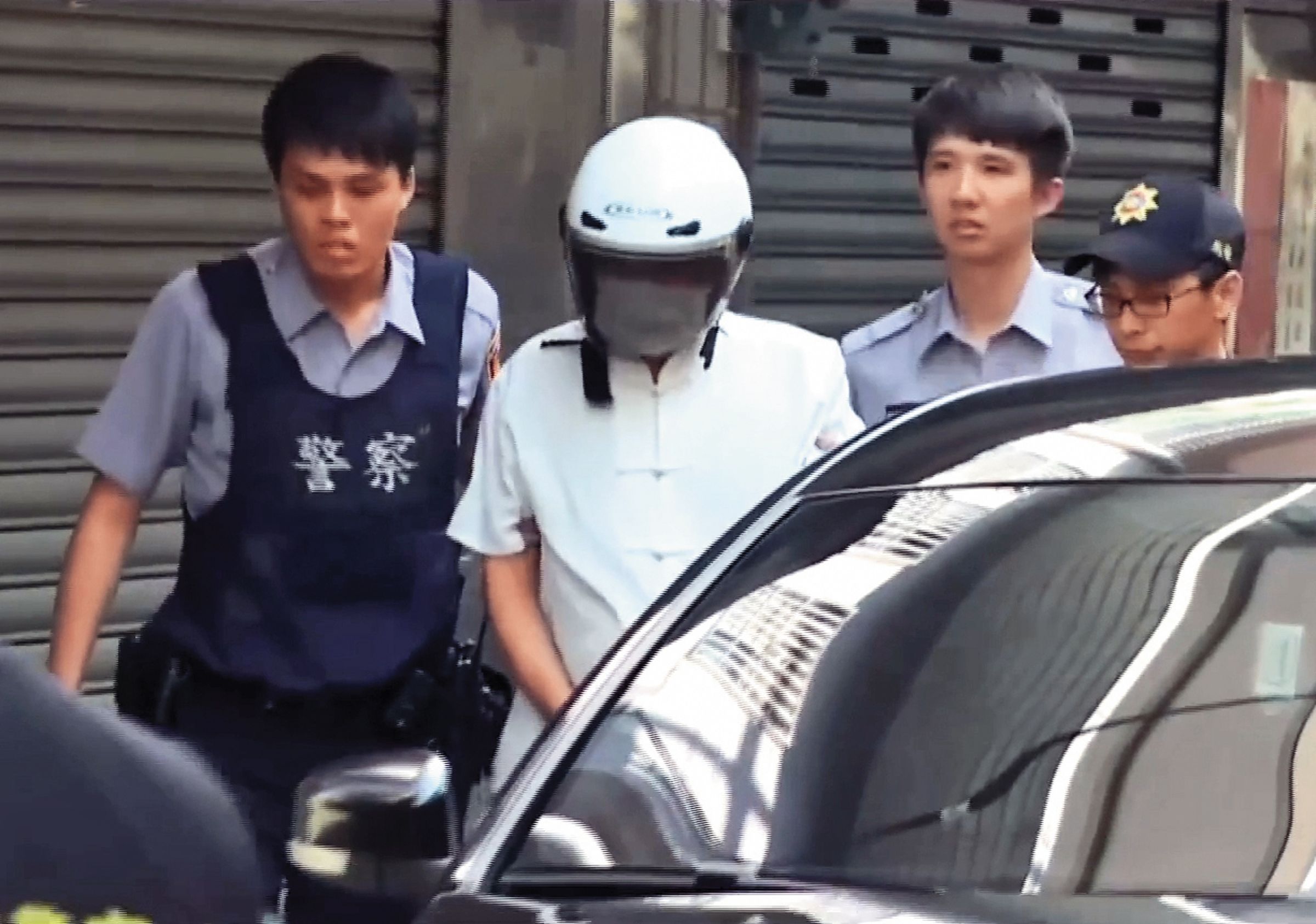 陳男(左2)警訊時雖坦承殺妻分屍罪行,但在法院審理時,卻翻供說是遭附身才犯案。(翻攝東森新聞)