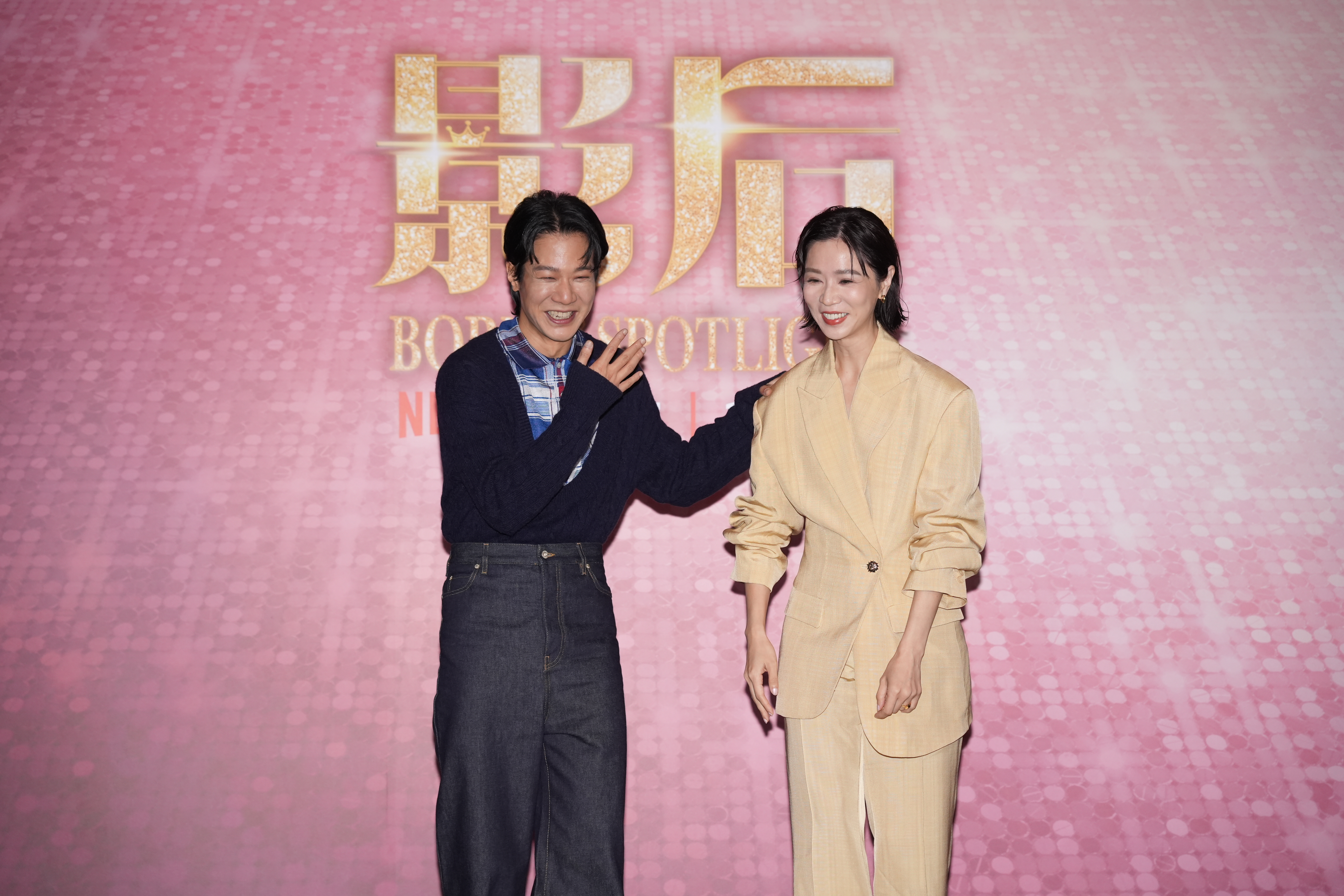 謝盈萱和薛仕凌戲裡飾演演藝圈夫妻檔。
