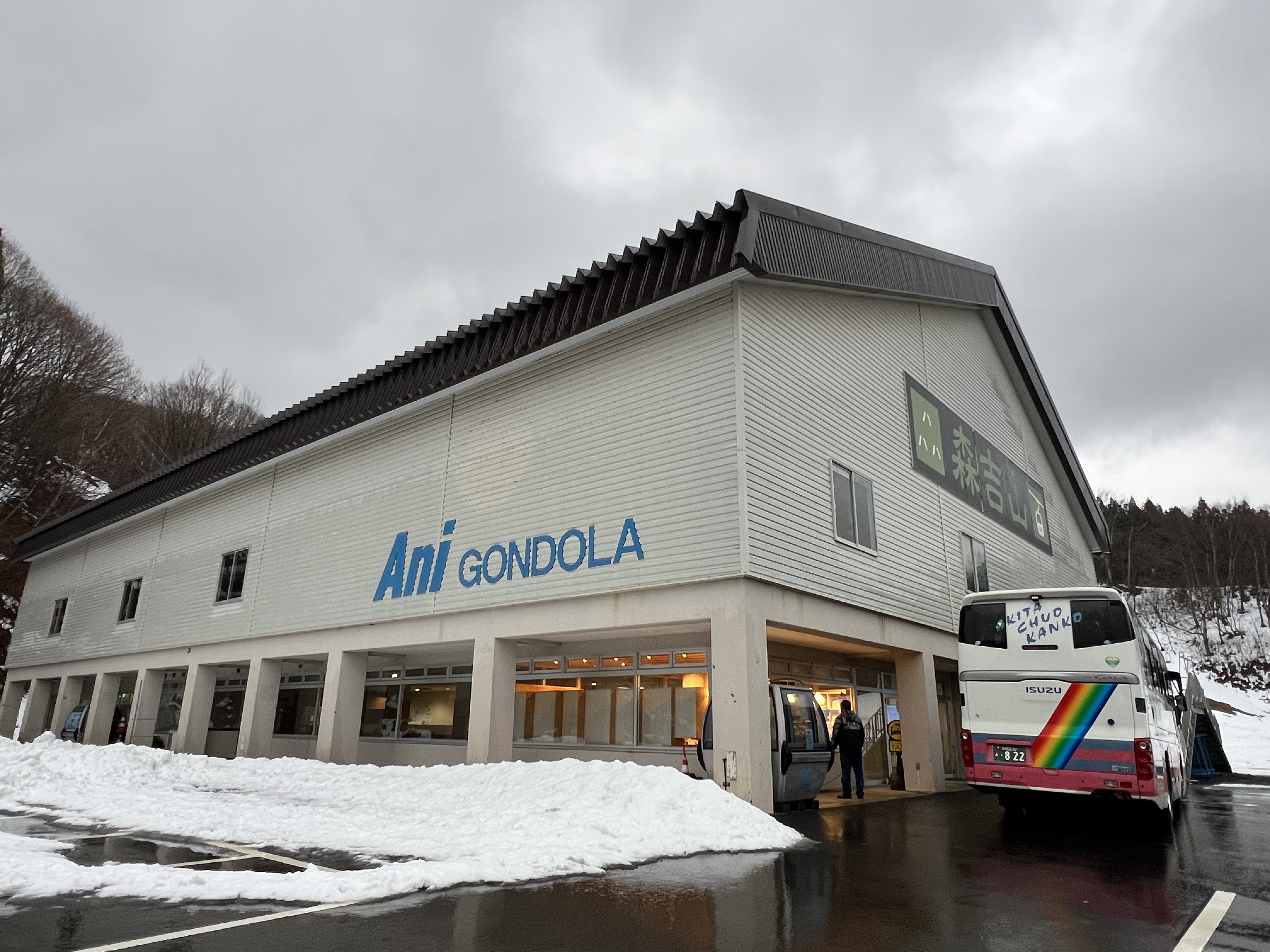 阿仁纜車山麓站旁邊已經有厚厚的積雪。