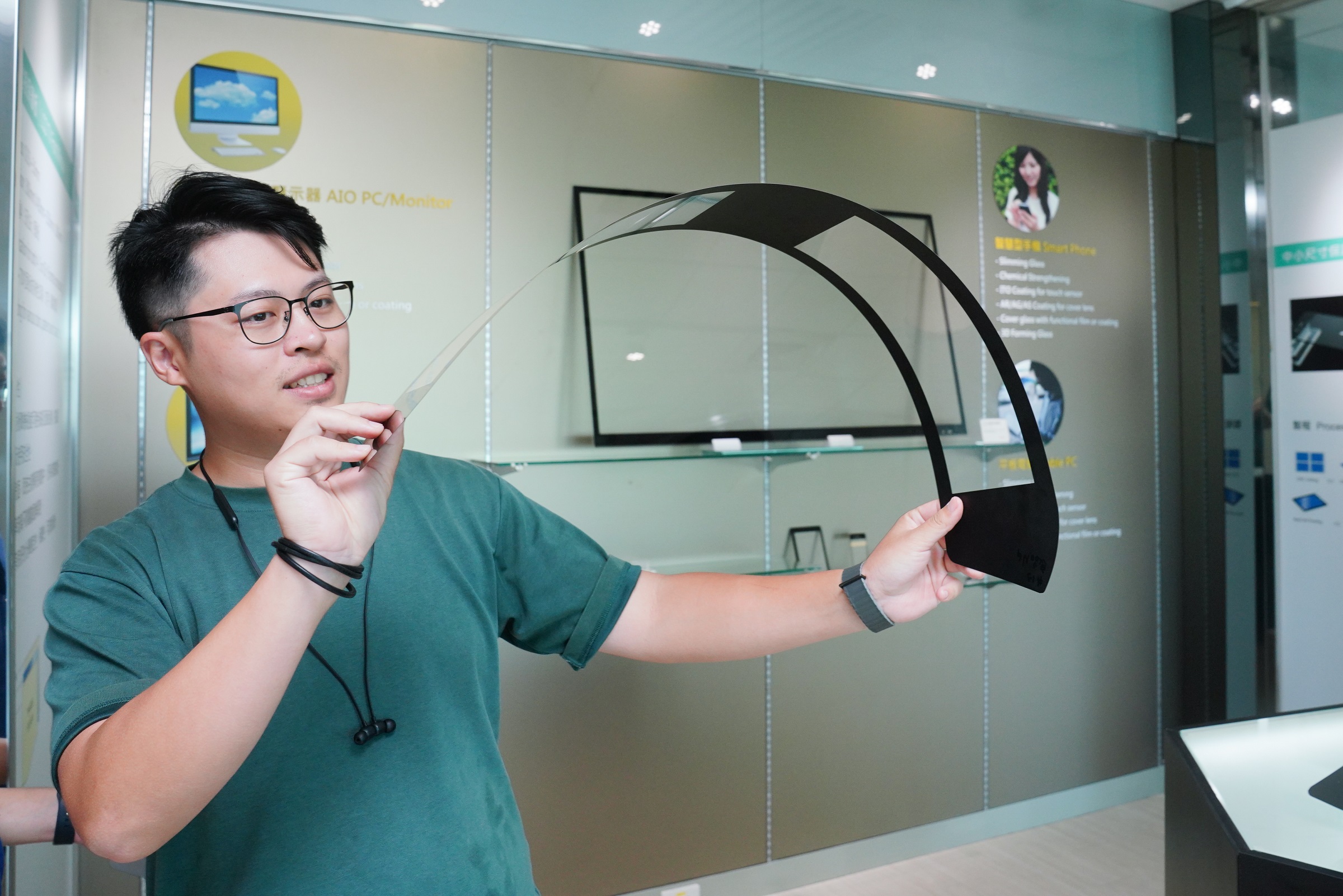 正達以3D多曲玻璃，打入豪華供應鏈，提高儀表板、中控螢幕質感。(本刊資料照片)
