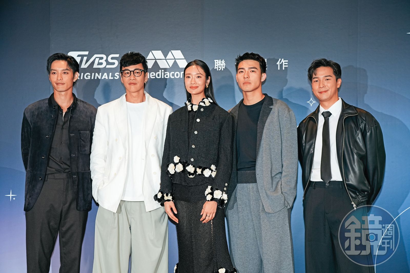 今年4月，導演何潤東（左二）率曹佑寧（左一起）、茱蒂蒙、陳昊森與蔡程俊出席《對你心動的預言》新戲發布會
