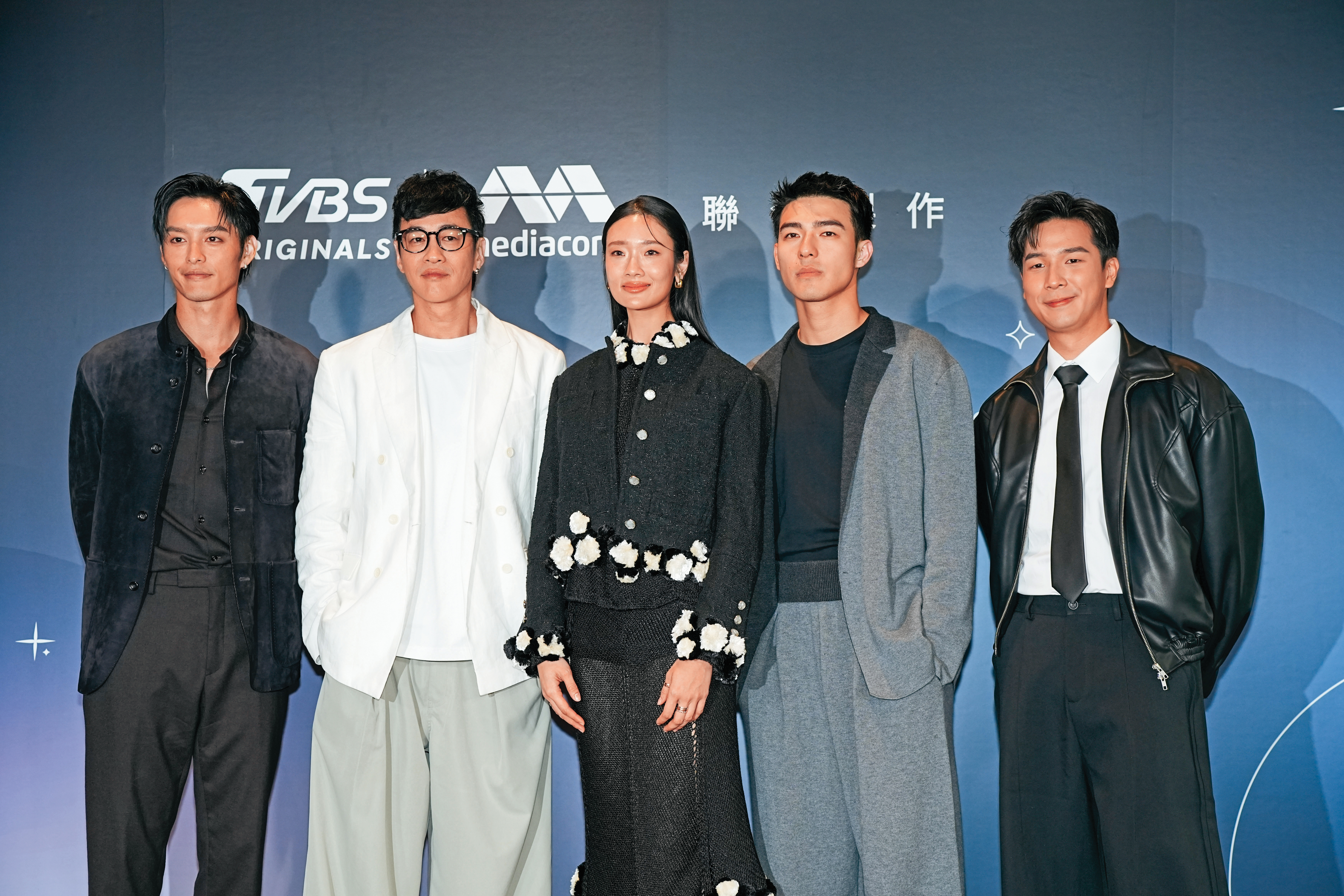 今年4月，導演何潤東（左二）率曹佑寧（左一起）、茱蒂蒙、陳昊森與蔡程俊出席《對你心動的預言》新戲發布會。