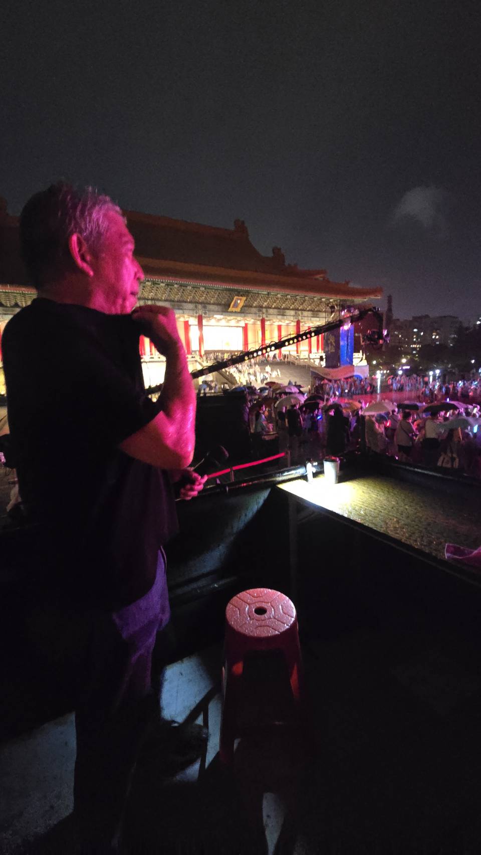 紙風車劇團團長任建誠擔任燈怪國王配音,表演途中即使傾盆大雨仍投入演出。