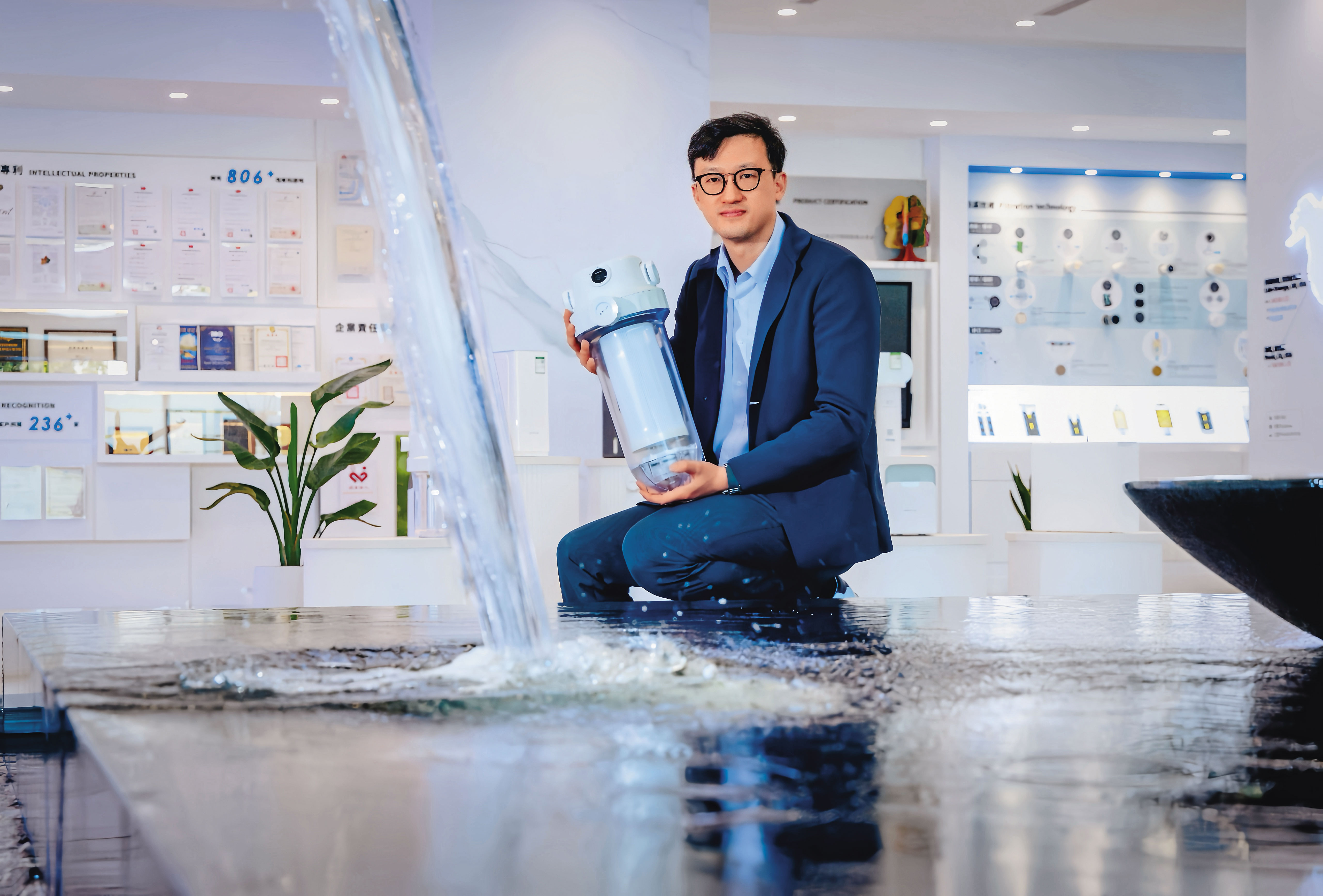 溢泰集團執行長林于鈞沒有富二代的驕氣，他從溢泰工廠基層做起，一路做父親後盾，整頓調整併購後的海外公司體質。溢泰年收近126億元，除了賺水財外，今年還將切入活性碳再生市場賺循環財。