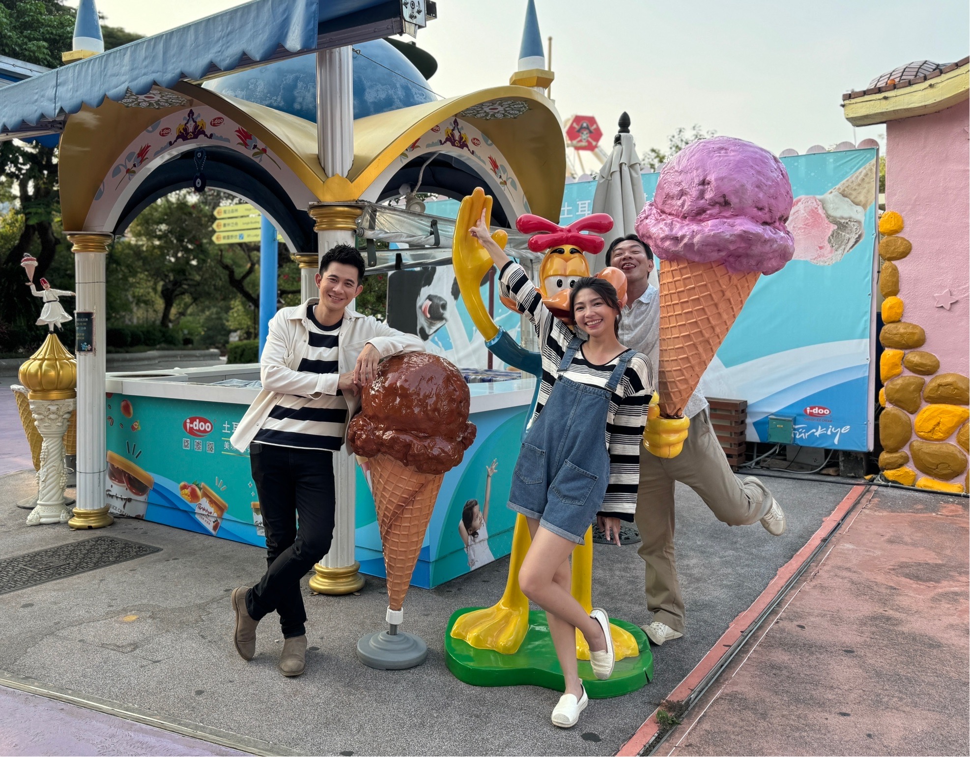 曾智希、曾子益日前為民視八點檔《愛的榮耀》劇組日前遠赴台中遊樂園拍攝。(民視提供)