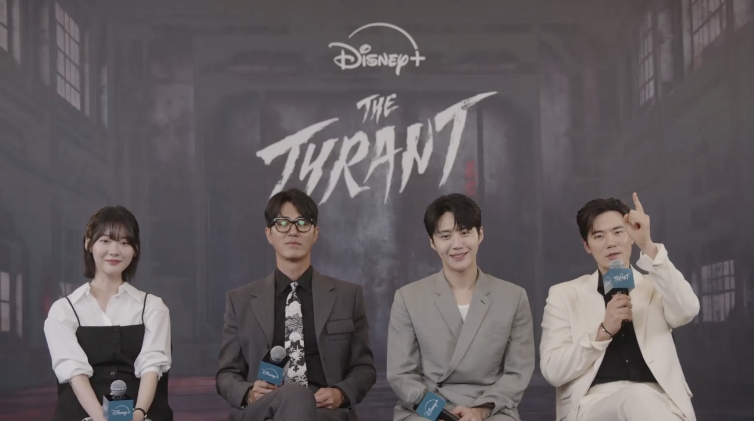Disney+《暴君》4位主演在劇中都有精彩的「瘋狂演技」，金剛于（右）被要求評比，大嘆困難。左起趙允秀、車勝元、金宣虎與金剛于。（Disney+提供）