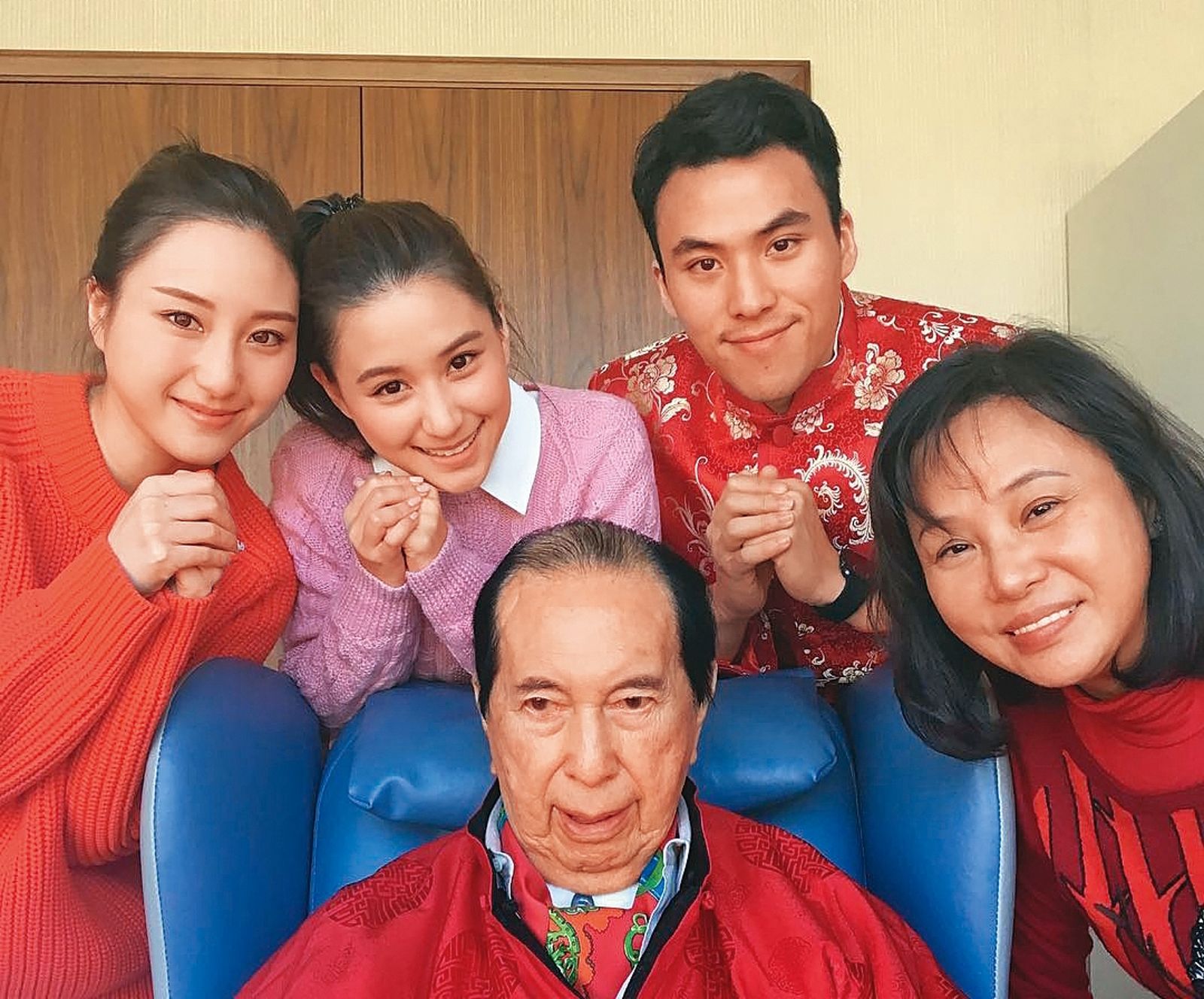 兩兆千金戀房仲2/粉紅泡泡破了? 何超雲IG曬全黑圖疑似感情生變