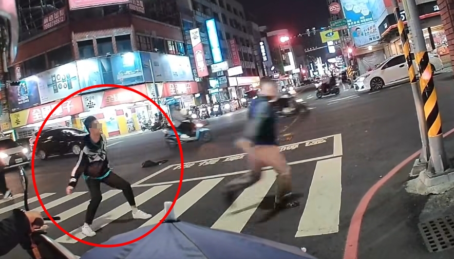 台南金華派出所前昨晚發生隨機砍人事件，凶嫌（紅圈處）身分曝光。（翻攝自臉書/台南大小事 ）