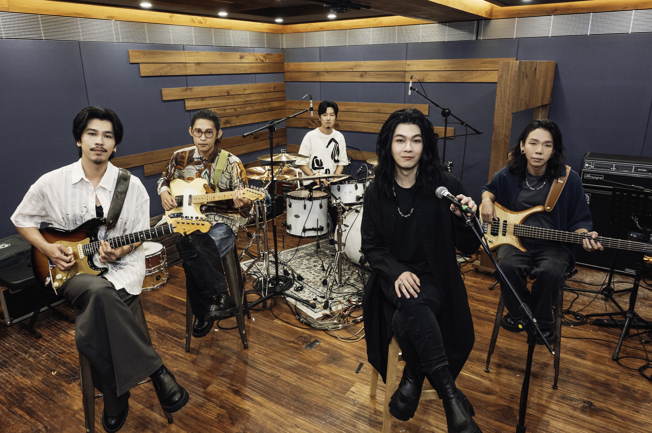 麋先生全力投入金鐘舞台排練，挑戰詮釋多首戲劇原創歌曲。（相信音樂提供）