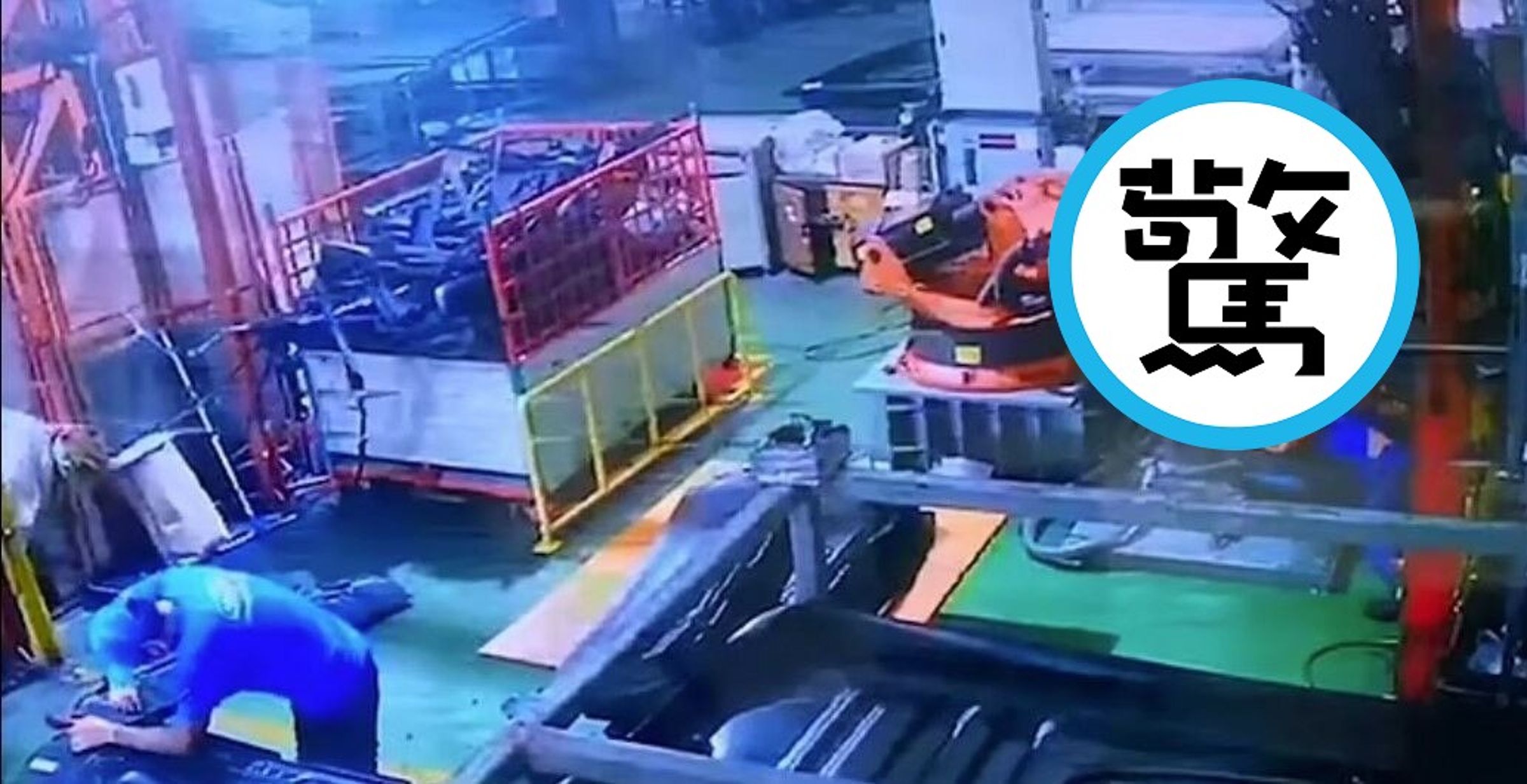 工人慘遭機器人活活壓死,驚悚影片曝光!慣老闆竟稱「都是他的錯,我們不負責」。(翻自thethaiger.com)