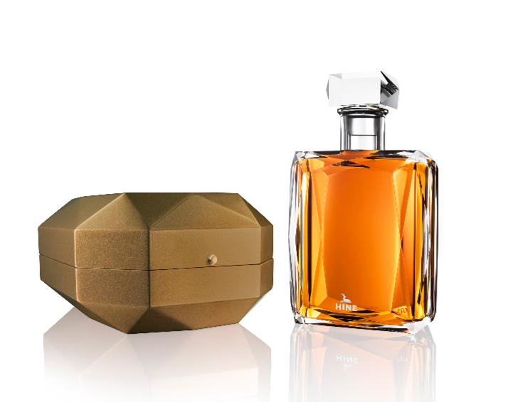 「HINE 250 Extra Grande Champagne御鹿250周年紀念干邑」選用1953年單一年份干邑,全球限量250瓶。(488,000元/瓶,御鹿干邑提供)
