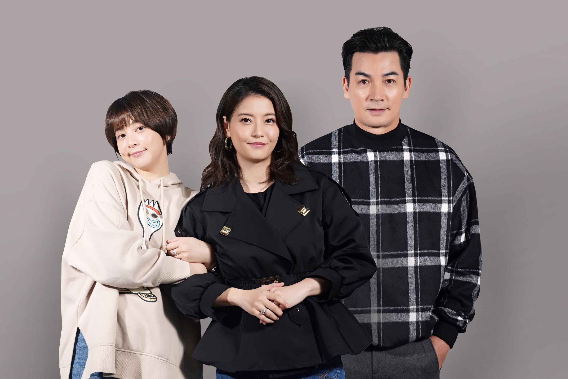 蔡祥(左起)、王樂妍及伊正三位正式加入《追分成功》劇組,飾演一家人。(台視提供)