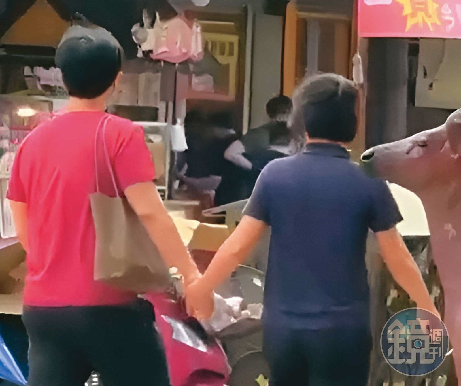 政風主任遛小三1/牽手出遊貼心揹包包 吹哨者:政風主任高調不倫逾半年