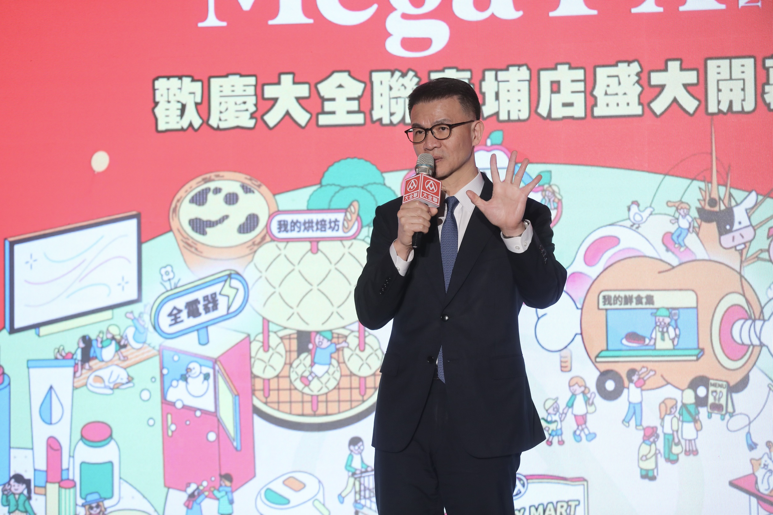 今日大全聯青埔店試營運，總經理蔡篤昌表示，面對零售寒冬，全聯今年業績達標，甚至超越，而明年定出的目標也不低。