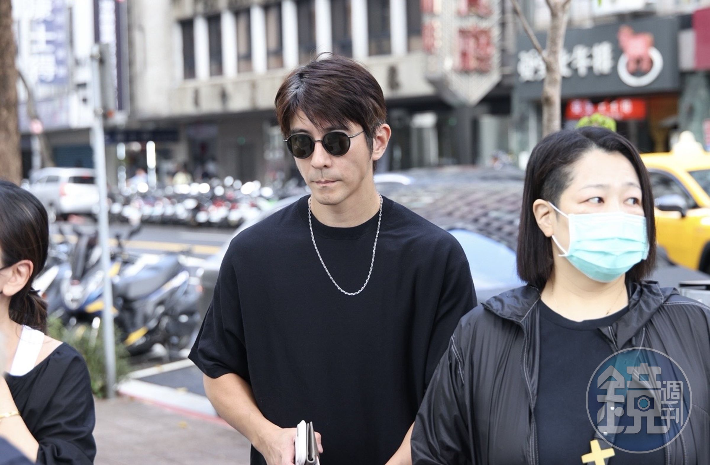 修杰楷代替老婆賈靜雯，現身致意。