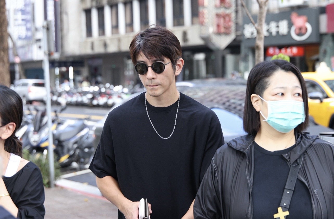 修杰楷代替老婆賈靜雯,現身致意。