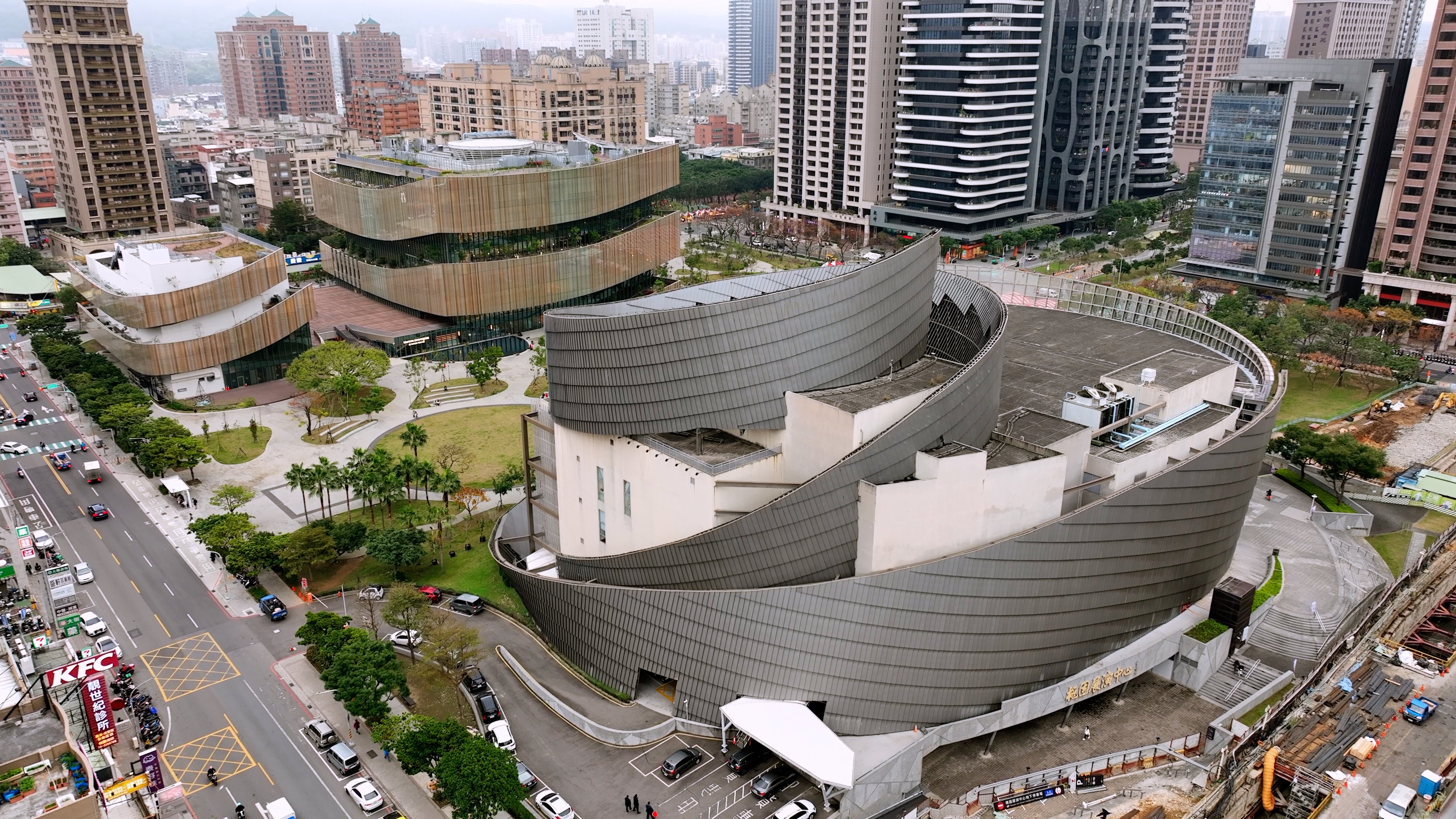 中路生活圈鄰近藝文特區，周邊有桃園市立圖書館、桃園藝文展演中心等文化設施，藝文能量充沛！