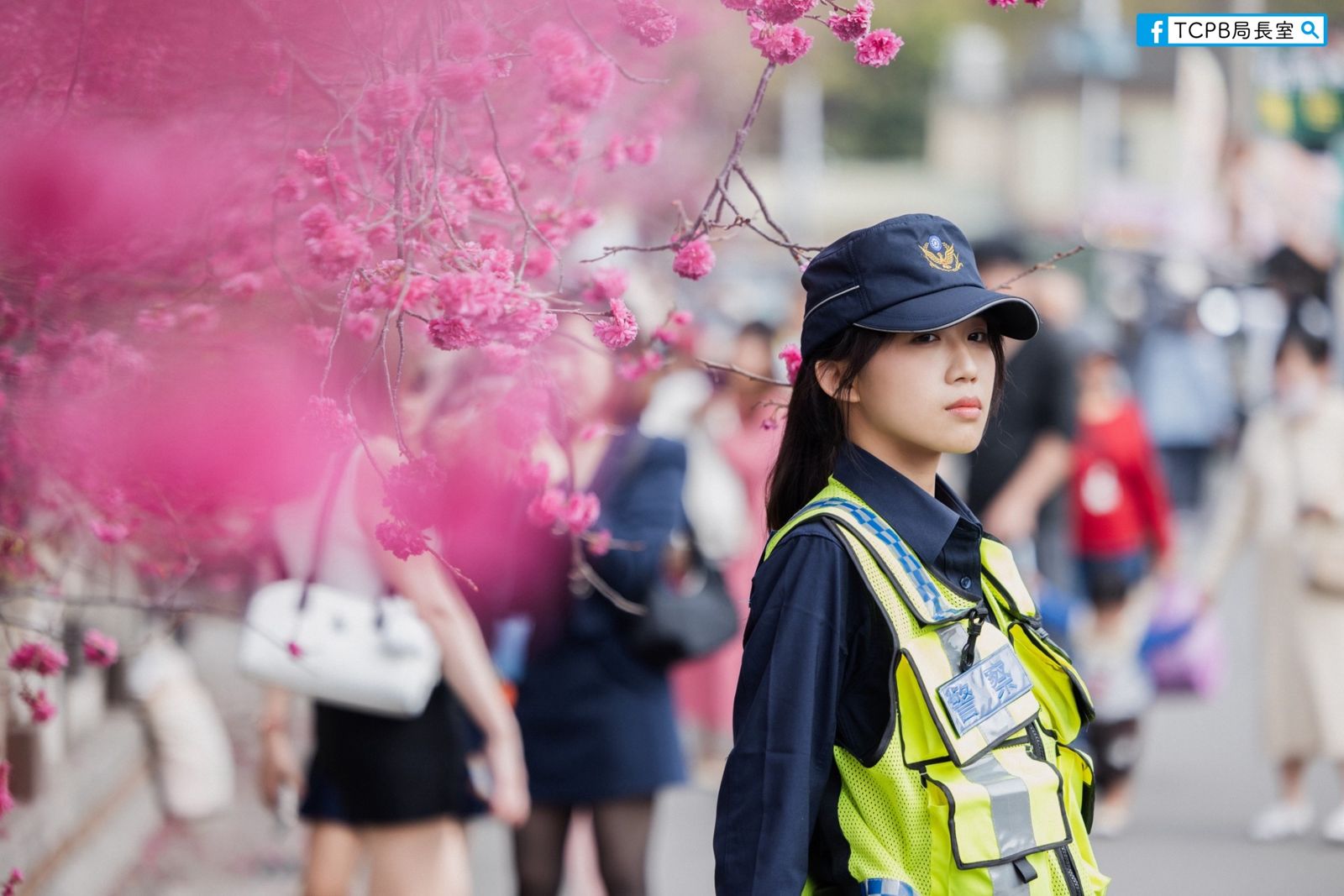 「TCPB 局長室」加碼貼出正妹女警照，引發網友熱議。（翻攝Threads@tcpb_commissionerTCPB）