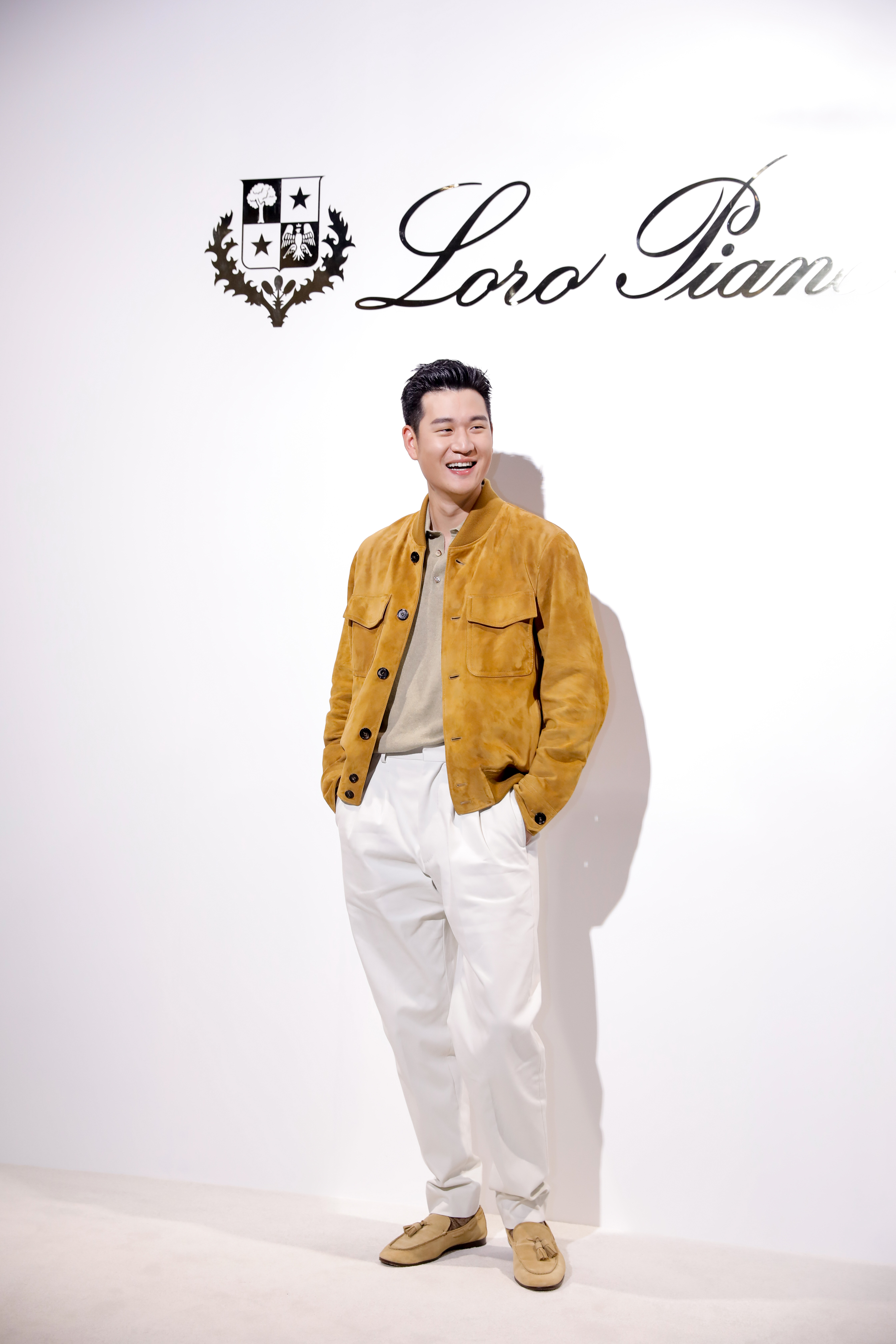 Eric周興哲打算在Loro Piana活動現場挑選小孩的聖誕禮物。
