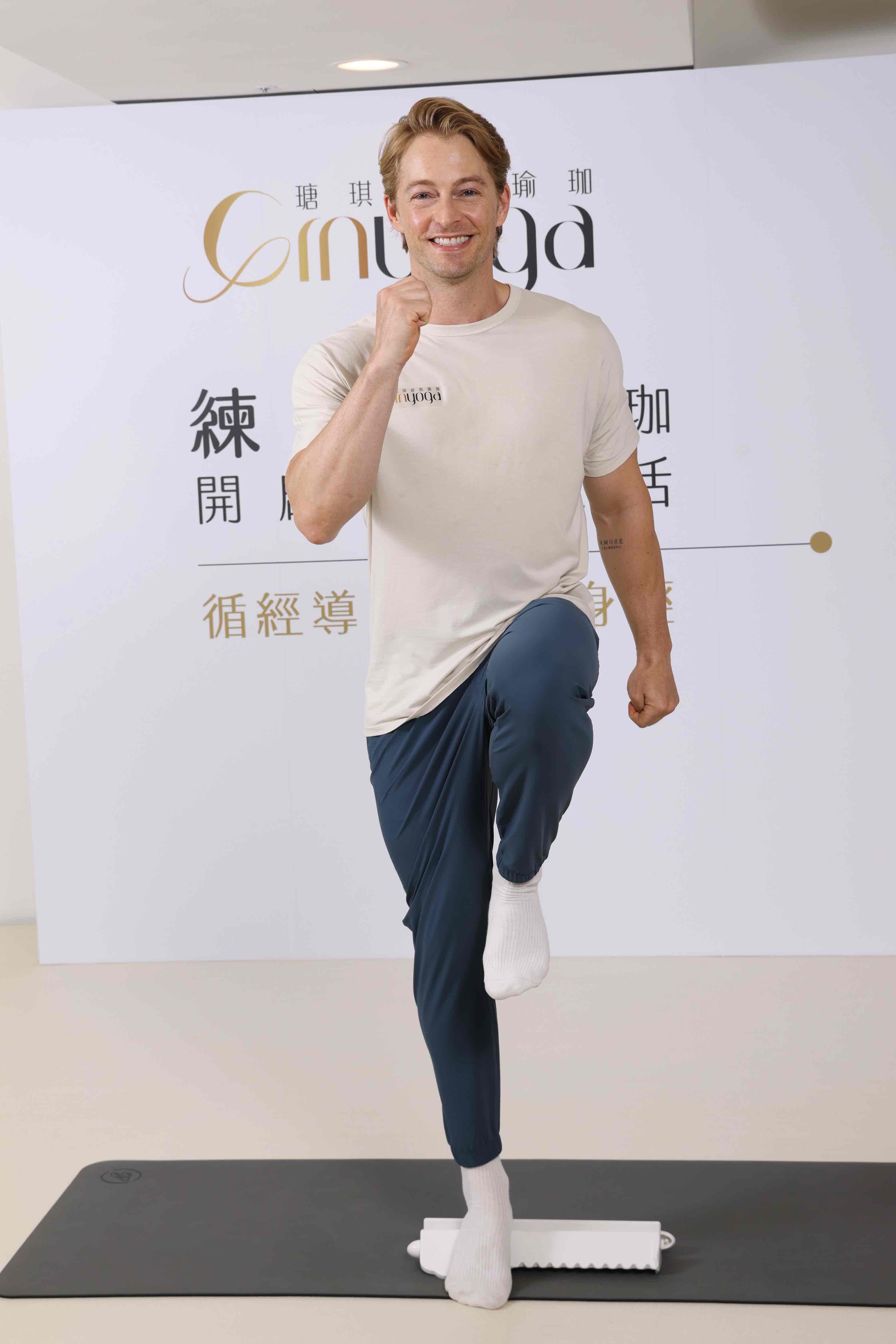 法比歐體驗經筋瑜珈滿頭大汗。（Ginyoga瑭琪筋經瑜珈提供）