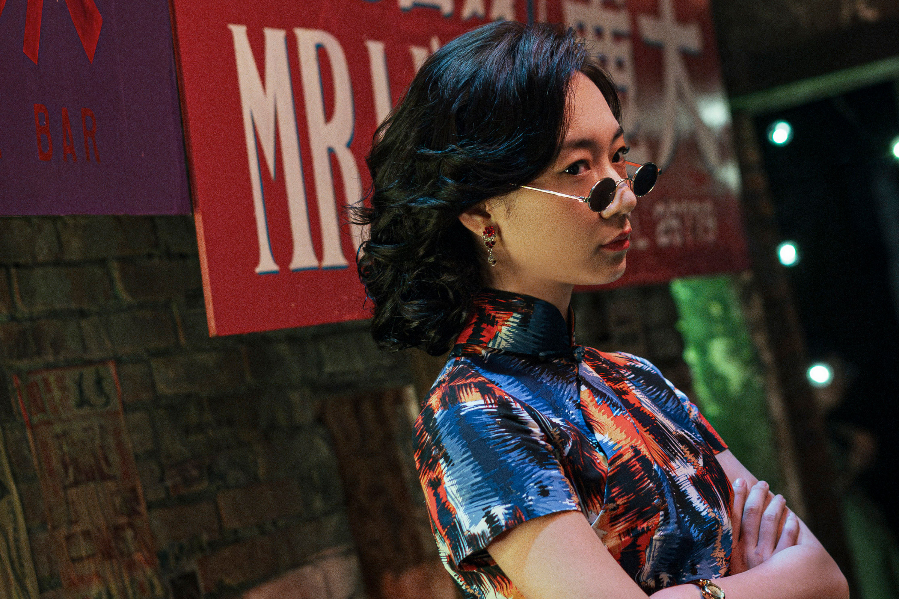 吳卓源在片中飾演查案記者，且跑去酒家喬裝那卡西歌手臥底。（伯樂提供）