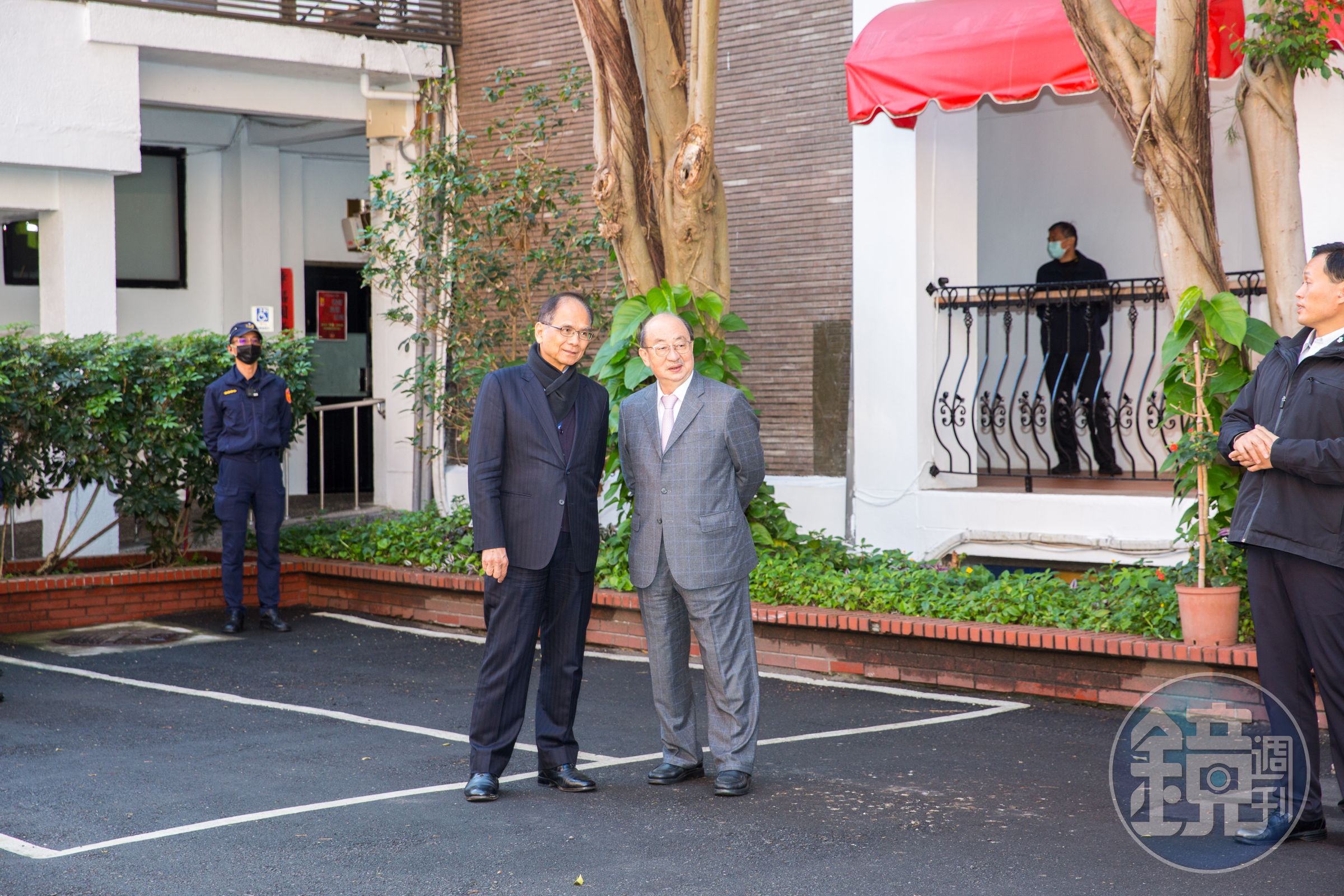 民進黨推派的院長人選游錫堃(左)可能無望下屆龍頭,總召柯建銘(右)則稱他們不改投黃珊珊。