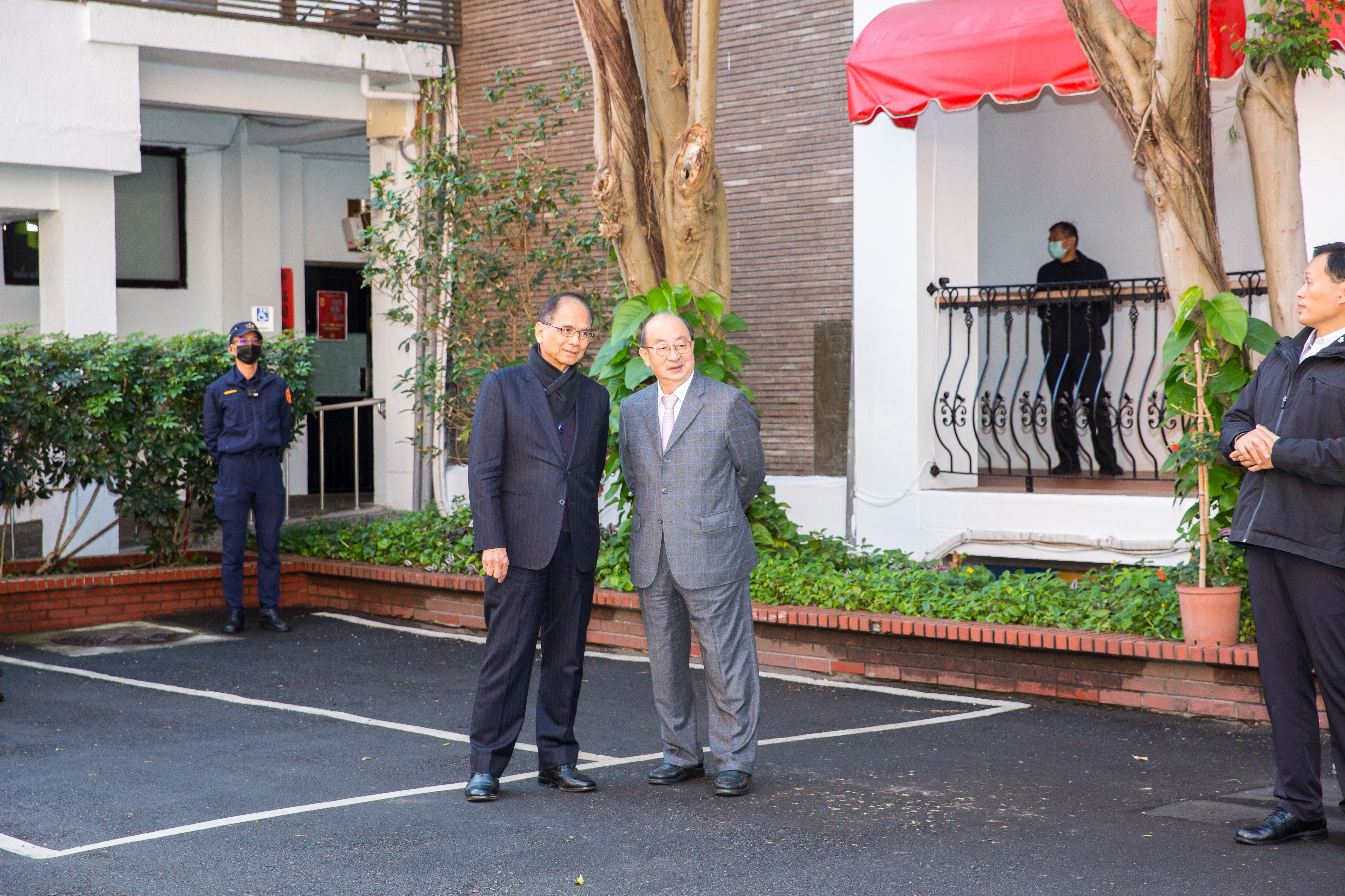 民進黨推派的院長人選游錫堃（左）可能無望下屆龍頭，總召柯建銘（右）則稱他們不改投黃珊珊。