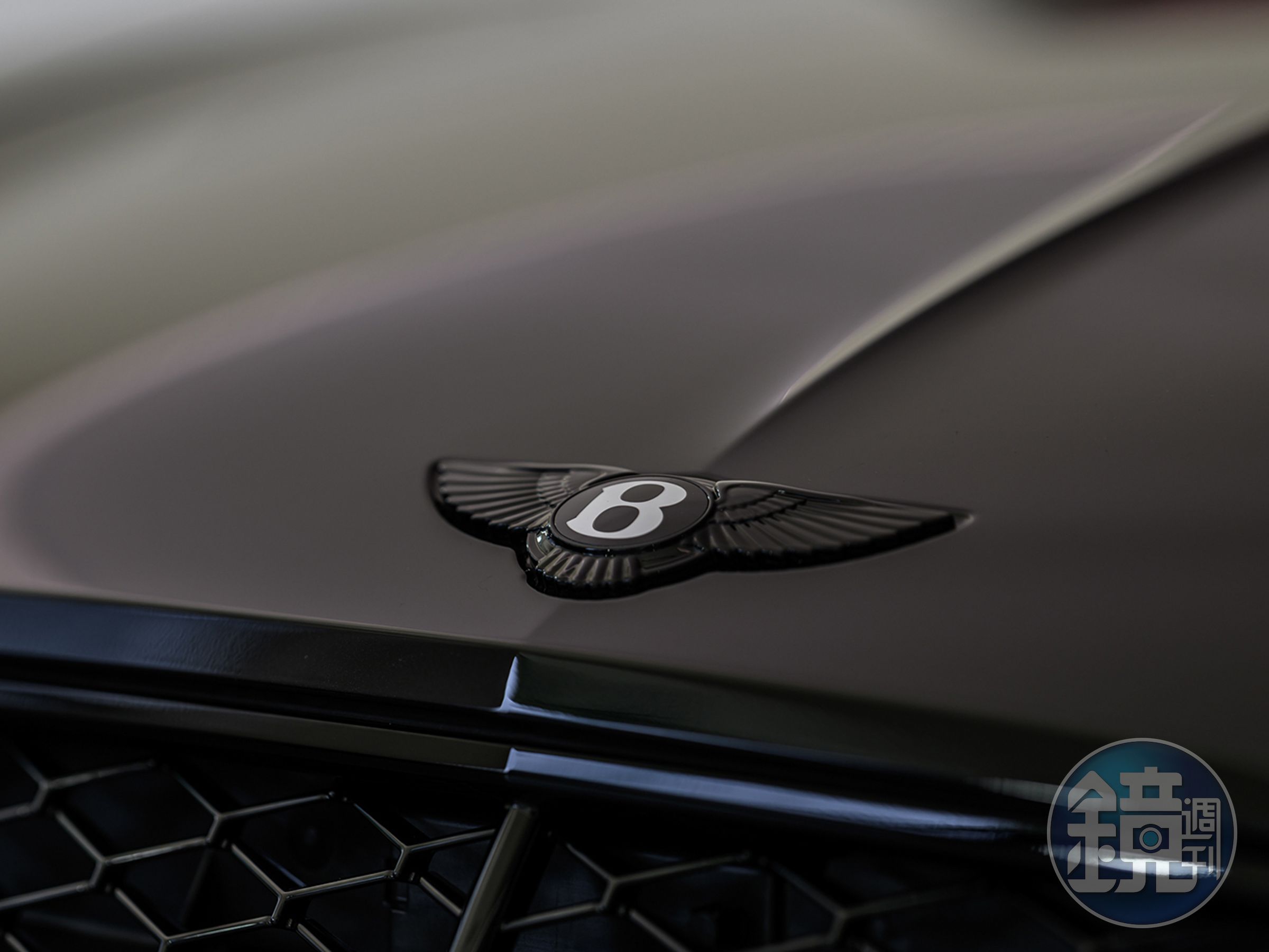 Blackline 黑化套件，將水箱護罩、前下擾流、Bentley 飛翼廠徽、車型銘牌等細節全面黑化。