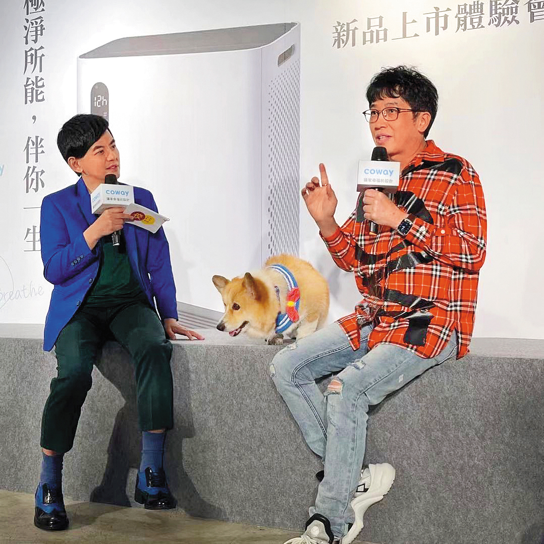 作為寵物權威,戴更基(右)常受邀各種演講跟產品合作。左為黃子佼。(翻攝自戴更基臉書)