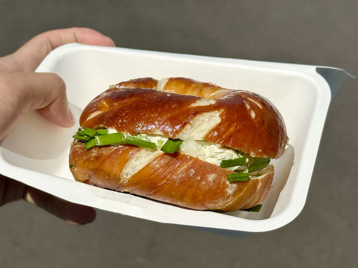 「香蔥奶油貝果」麵體有嚼勁卻不乾硬,青蔥餡香綿可口。(8,500韓元/個,約NT$203)