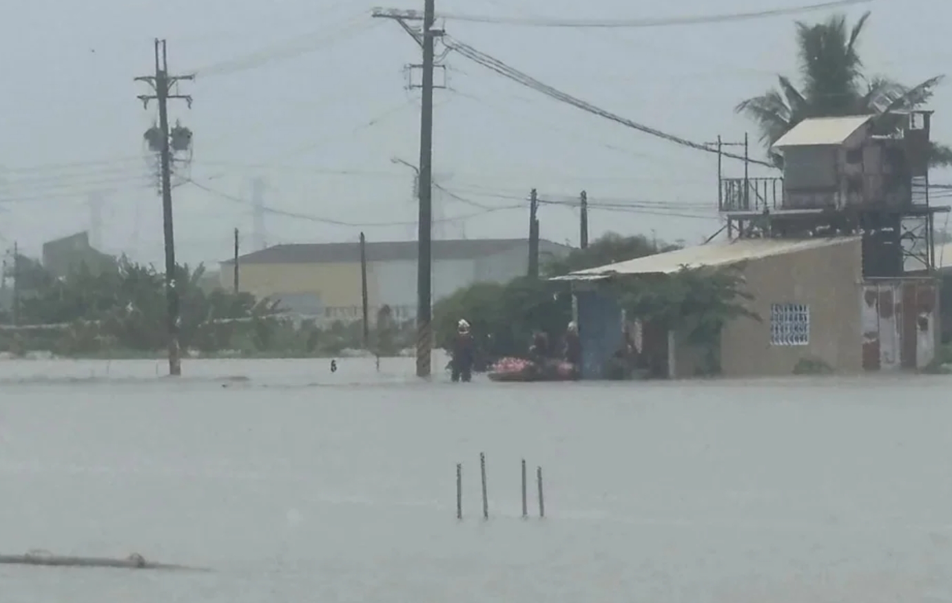 高雄路竹因瞬間暴雨造成路面積水,有少年在工廠內顧機器睡著,意外遭大水包圍受困,警消出動橡皮艇成功救援。(翻攝畫面)