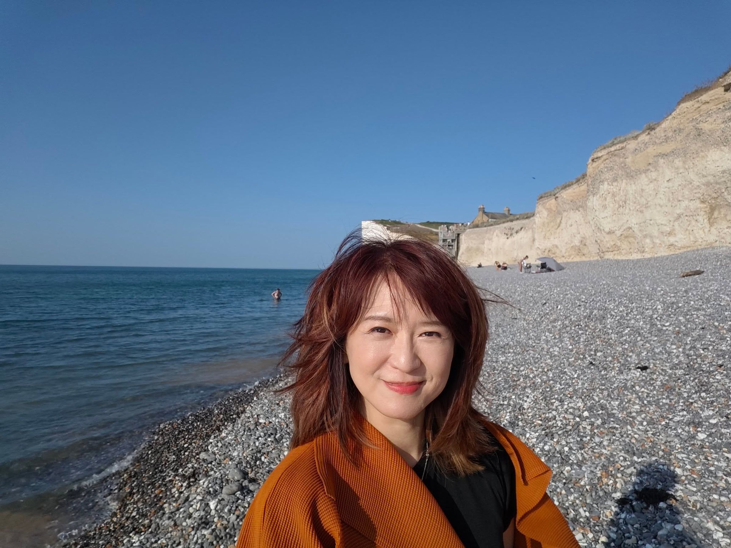 資深主播周玉琴發文反擊前東家,痛揭在中天服務十多年卻被迫離職的內幕。(翻攝自臉書周小琴吃到寶)