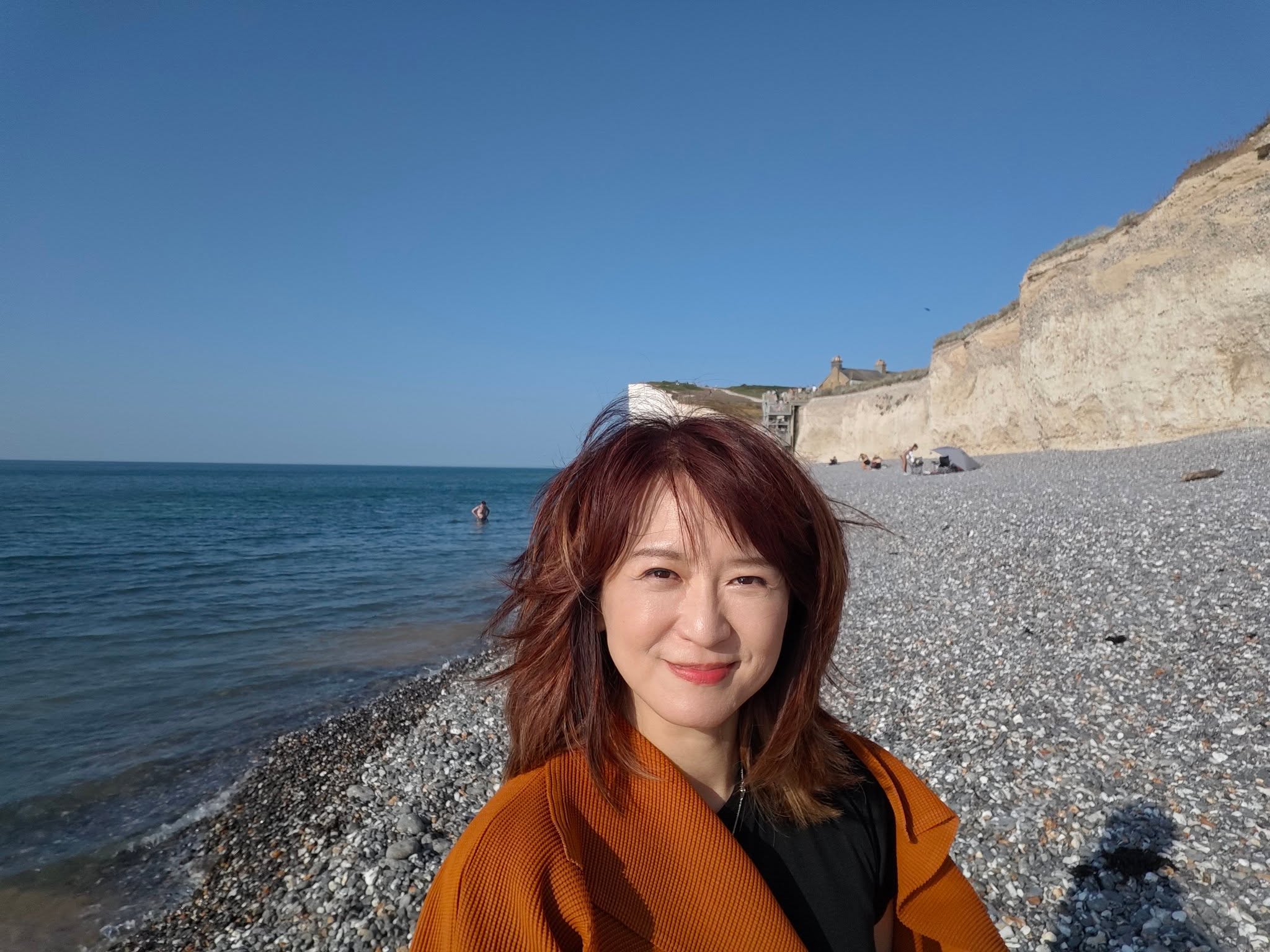 資深主播周玉琴發文反擊前東家,痛揭在中天服務十多年卻被迫離職的內幕。(翻攝自臉書周小琴吃到寶)