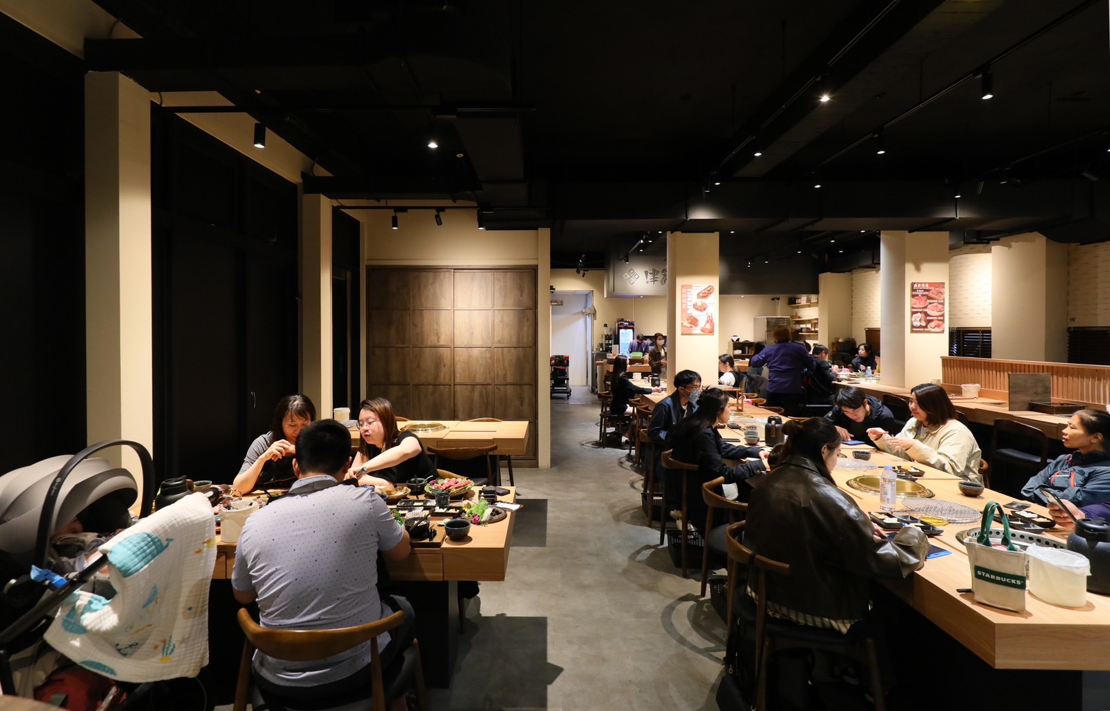 店內有依照不同類型、人數規劃的座位區，約會或者家庭聚餐都方便。