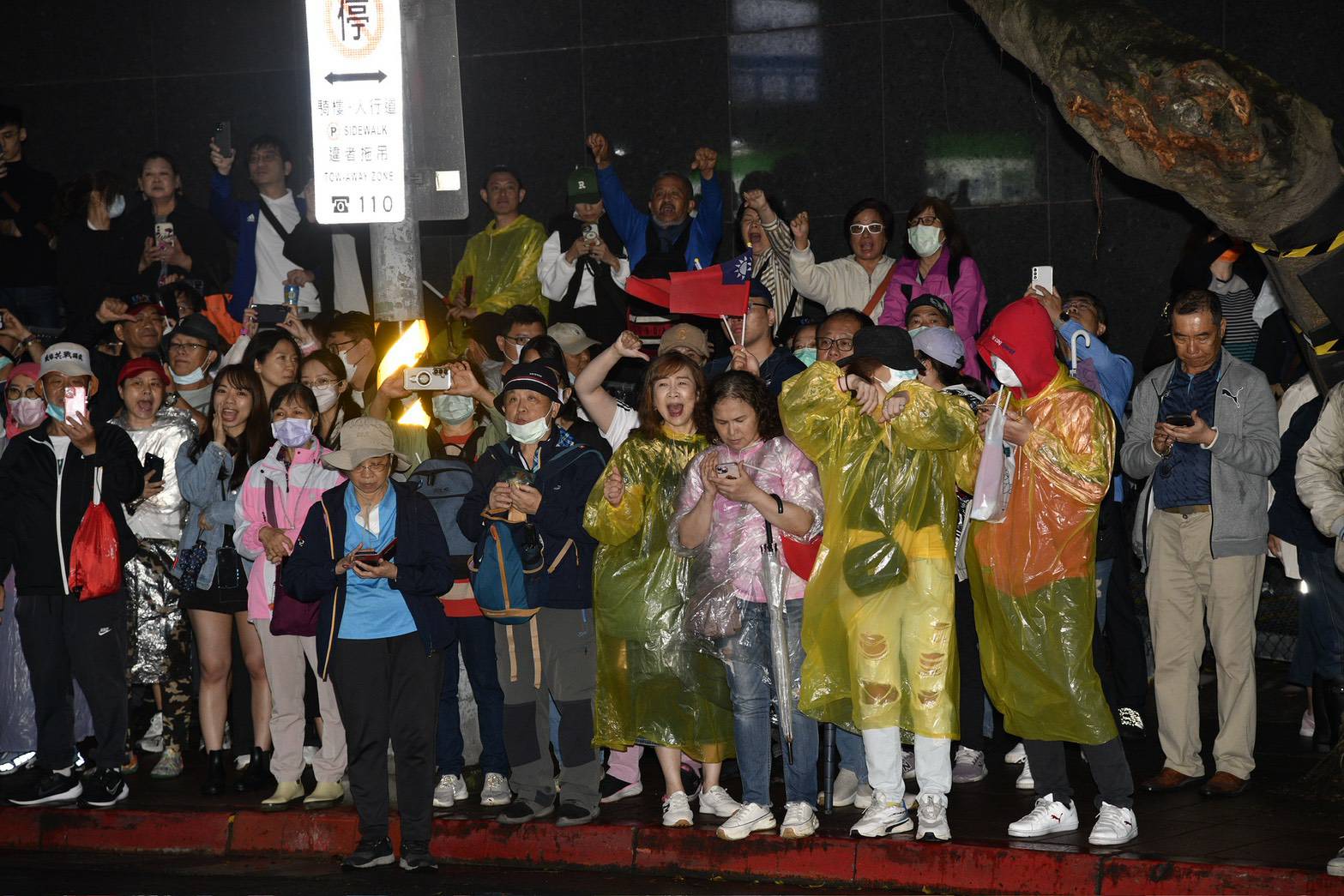 警局外圍繞著支持朱立倫等人之群眾。（鏡報新聞網提供）