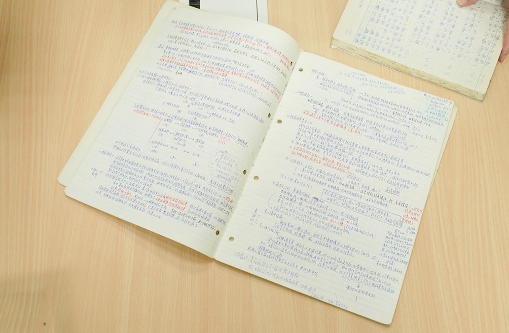 沈伯洋說,「以前要花一個月做的文獻歸納,現在AI一天就能完成。」但他認為AI使用者本身必須先有足夠的「知識底蘊」,才能精準提問。