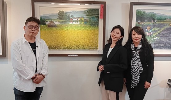 (左起)藝術家林榮老師、知名主持人芳瑜與信華公益畫廊吉玉珍總監