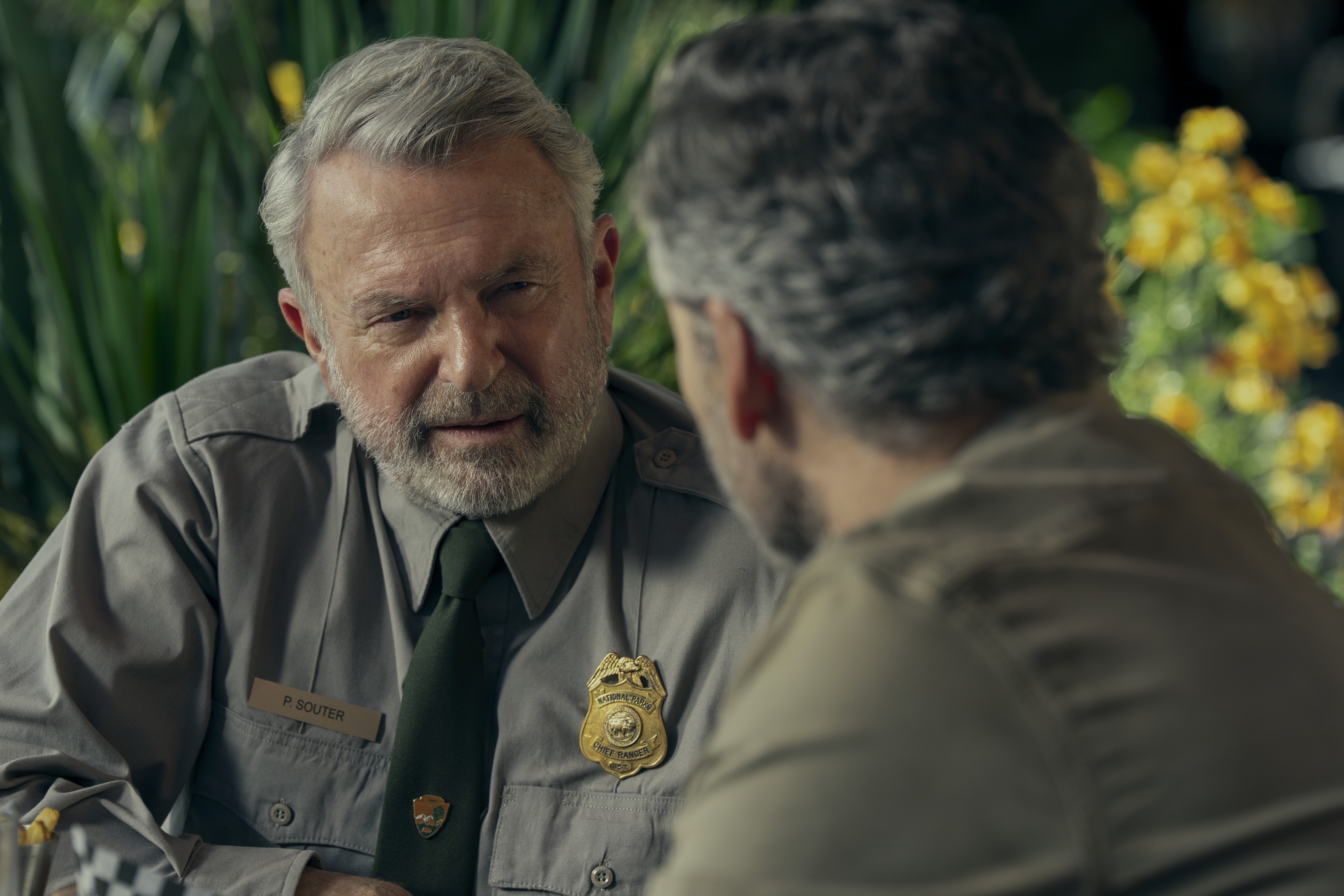 一年前的今天,Netflix影集《荒野狂徒》正式上線,這也是山姆尼爾去世前所完成的4部作品之一。(Netflix提供)