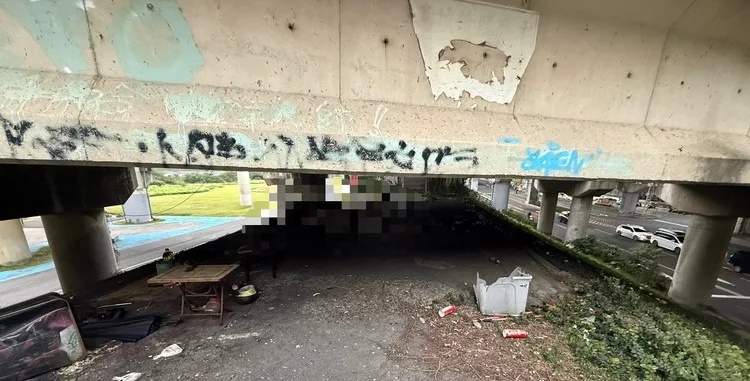 新北市三重區中興橋下今（12日）驚傳一起死亡案件。（翻攝畫面）