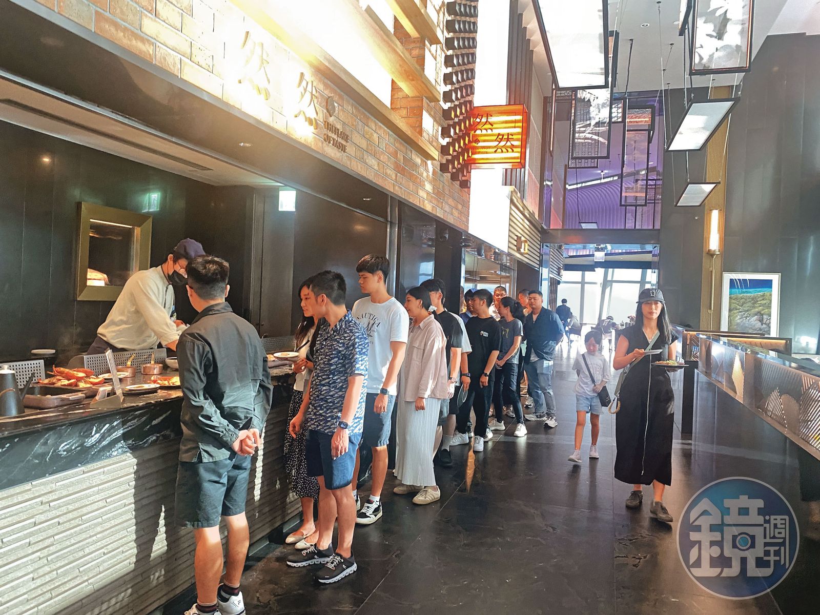 今年元旦起,從高檔自助餐到平民小吃,多樣品牌都調整價格。