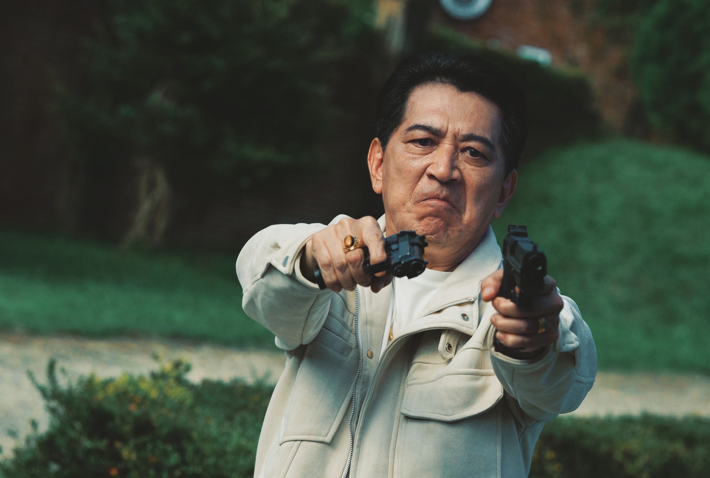 高捷再度扮演幫派領袖,除了開槍,居然還要跳寶萊塢舞蹈,敬業的他拍到拉傷也堅持完成。(光盛影業提供)
