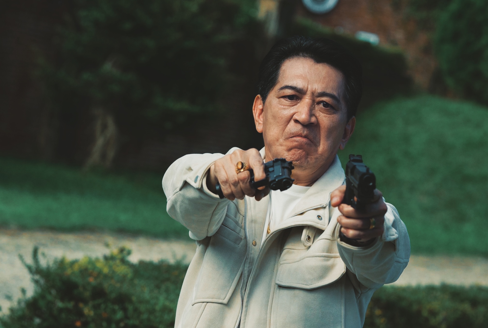 高捷再度扮演幫派領袖，除了開槍，居然還要跳寶萊塢舞蹈，敬業的他拍到拉傷也堅持完成。（光盛影業提供）