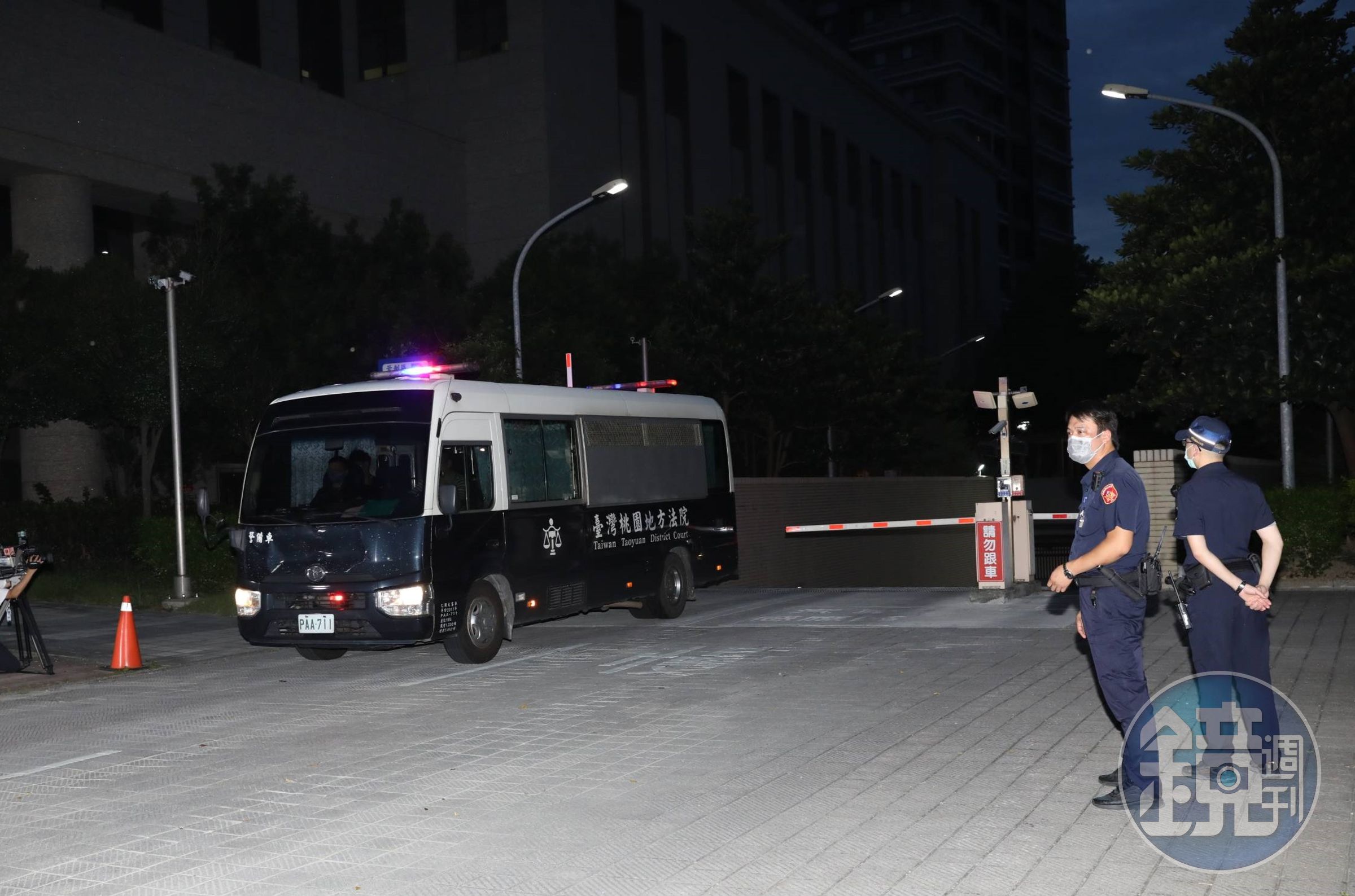 鄭文燦傍晚被裁定確定羈押,上警備車移送至桃園看守所。