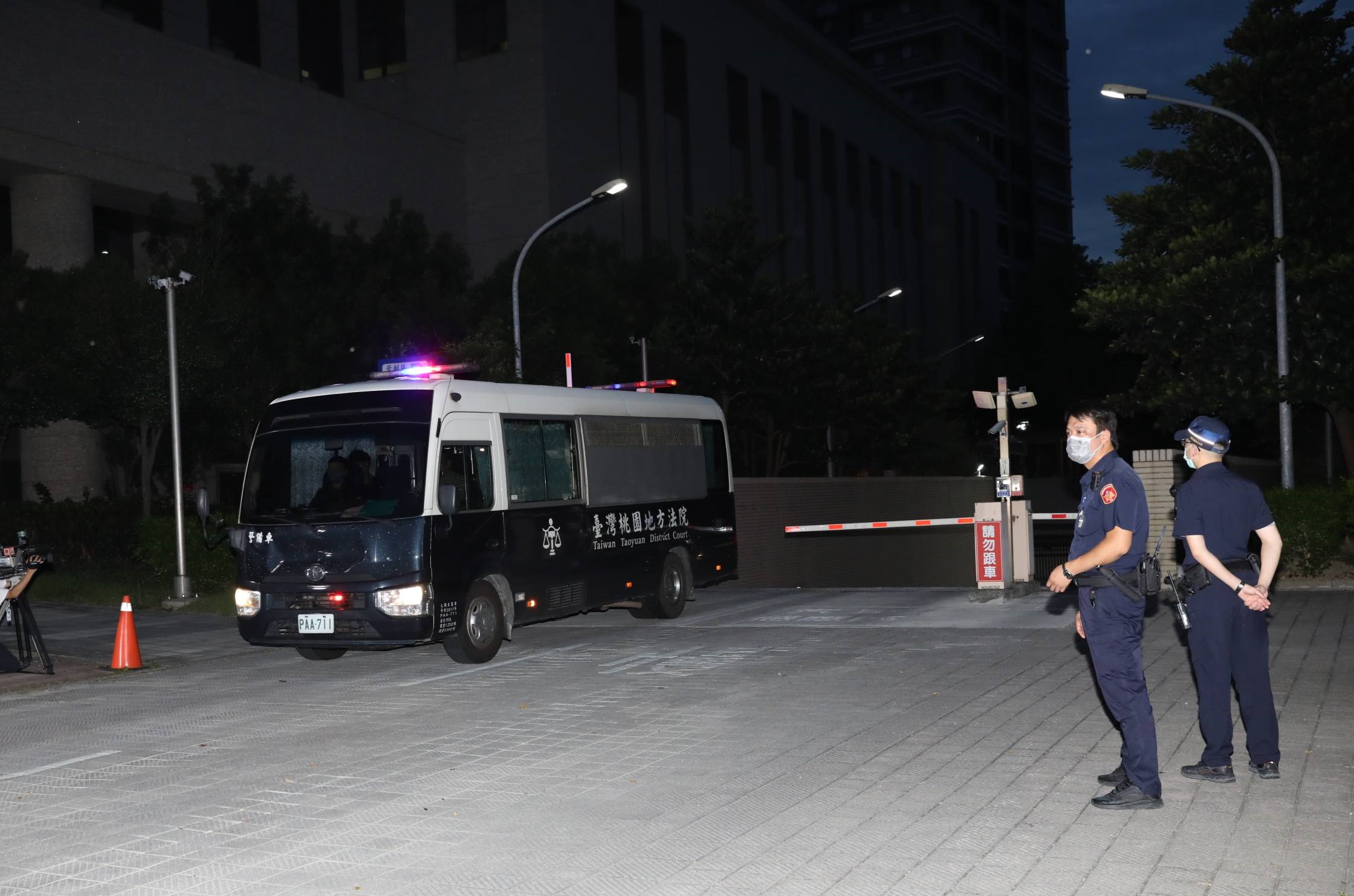鄭文燦傍晚被裁定確定羈押，上警備車移送至桃園看守所。