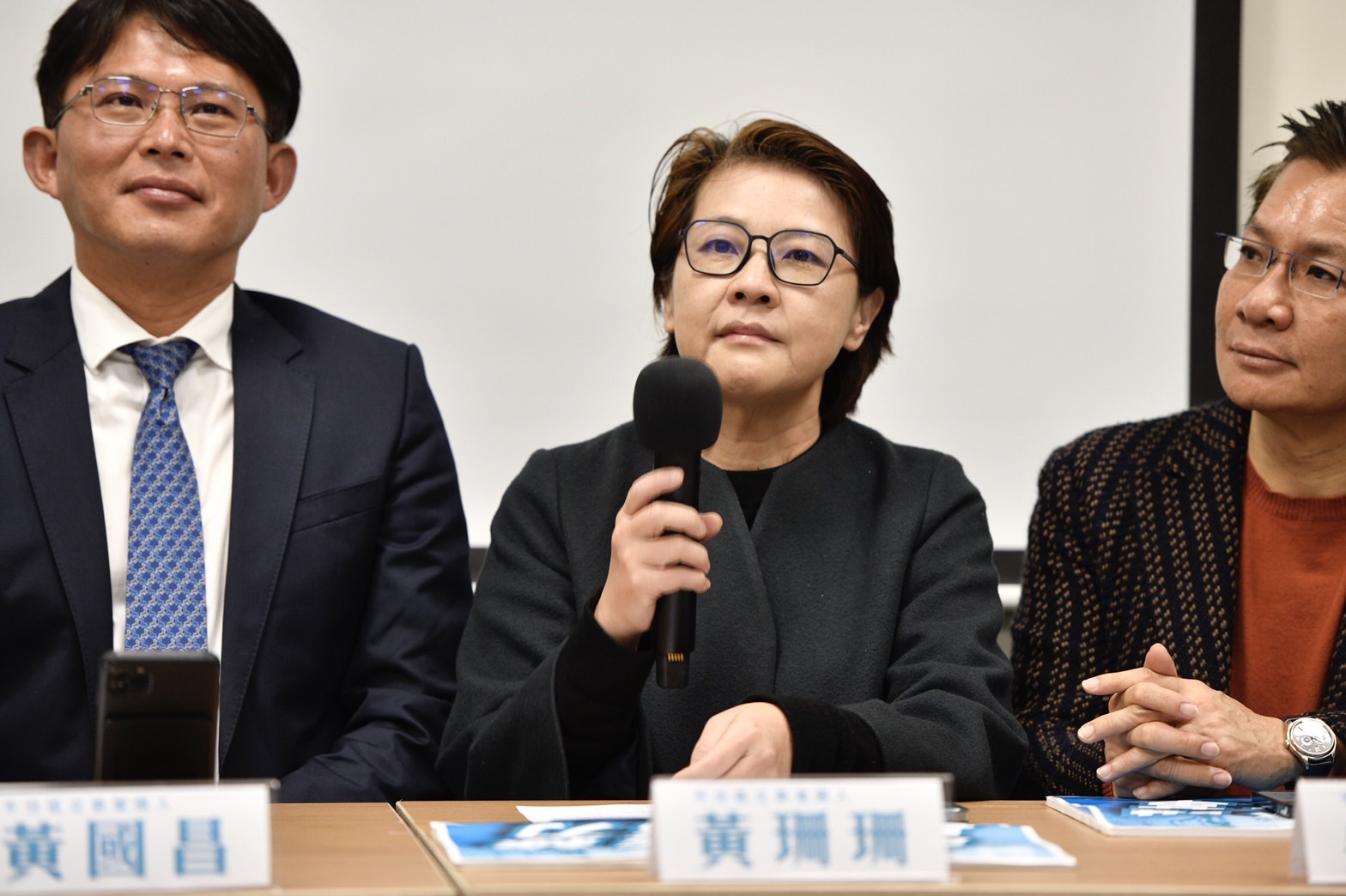 黃珊珊表示，民眾黨團今天就是出考題，等待藍綠人選的答覆再討論下一步。