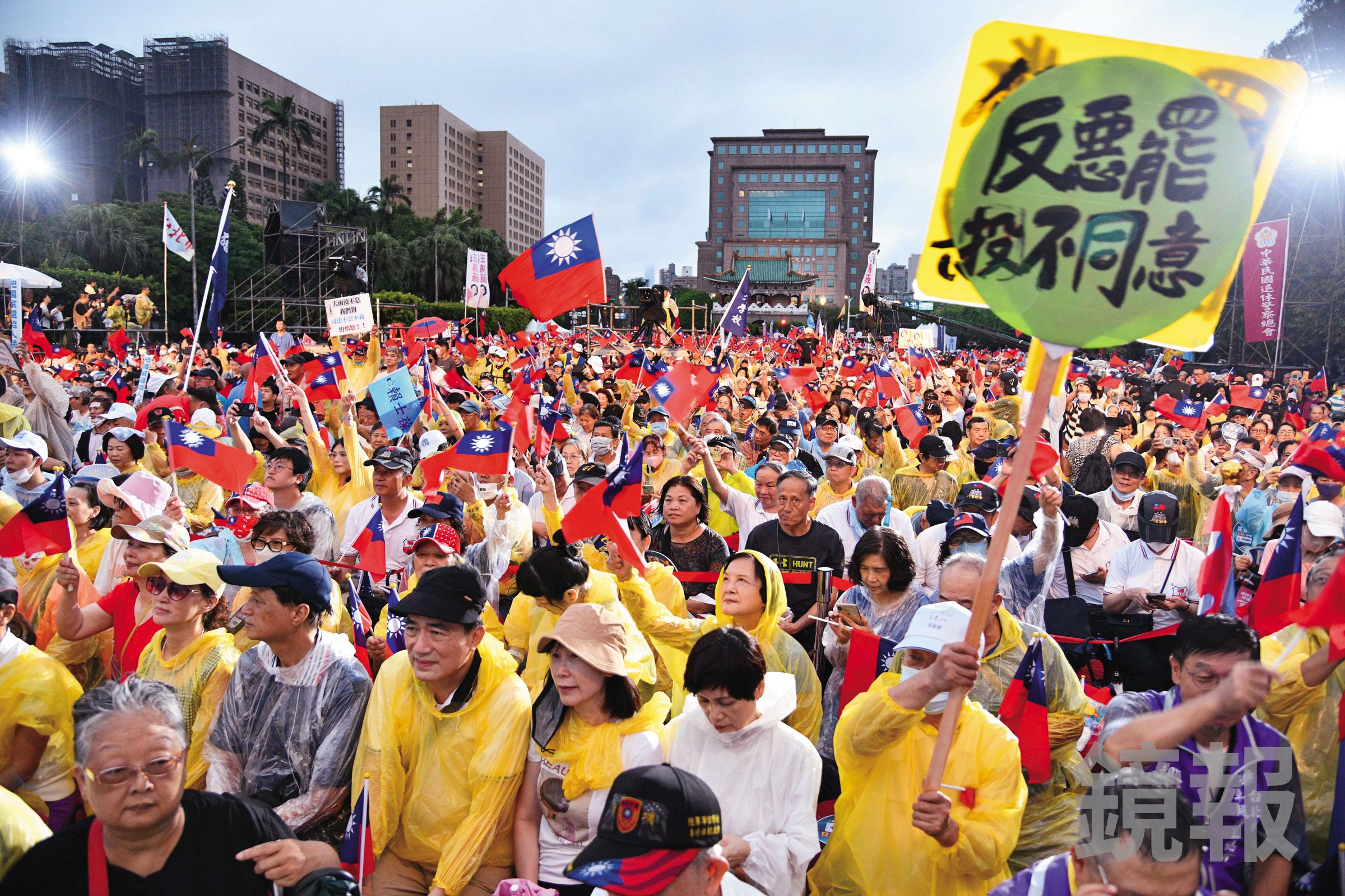 藍軍猛打賴政府執政缺失，挾大罷免勝選氣勢直攻2026大選。 （鏡報李智為）