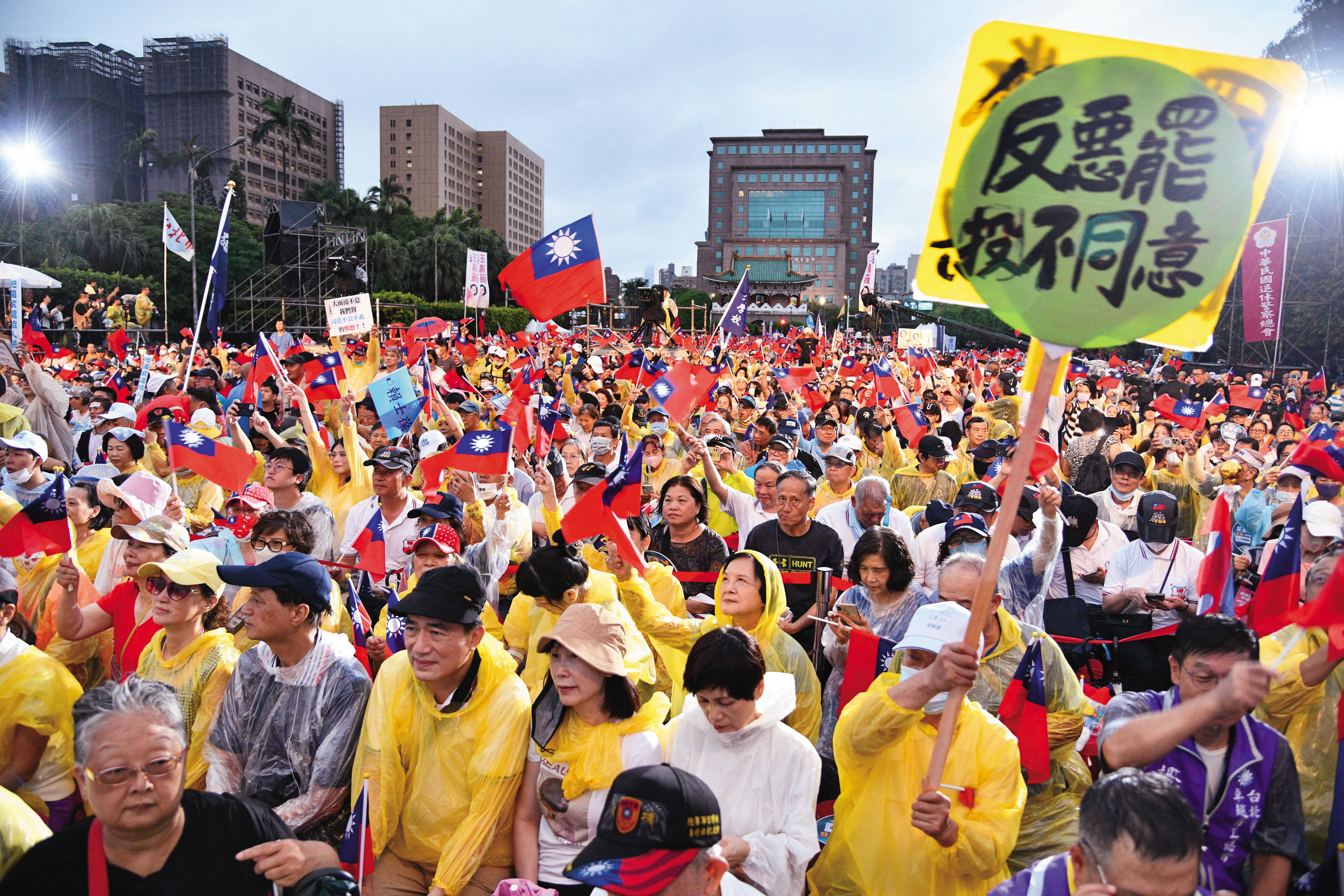 藍軍猛打賴政府執政缺失,挾大罷免勝選氣勢直攻2026大選。 (鏡報李智為)