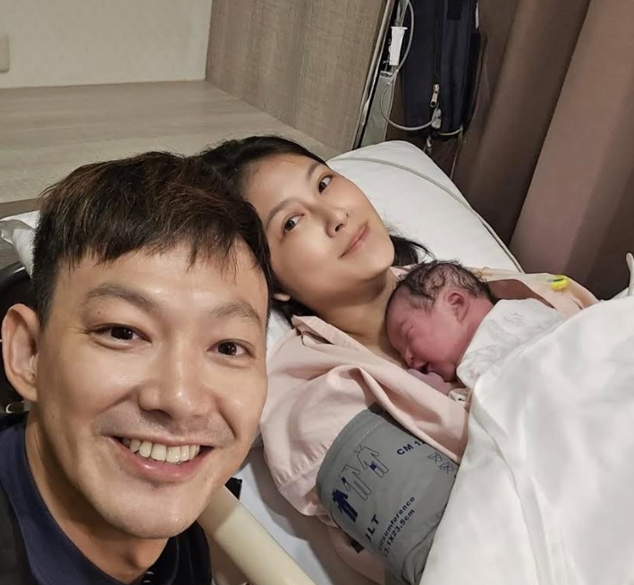 威廉與老婆卓君澤（卓卓）迎來寶貝女兒「檸檬」出生，一家四口好幸福。（圖／翻攝自卓君澤IG）