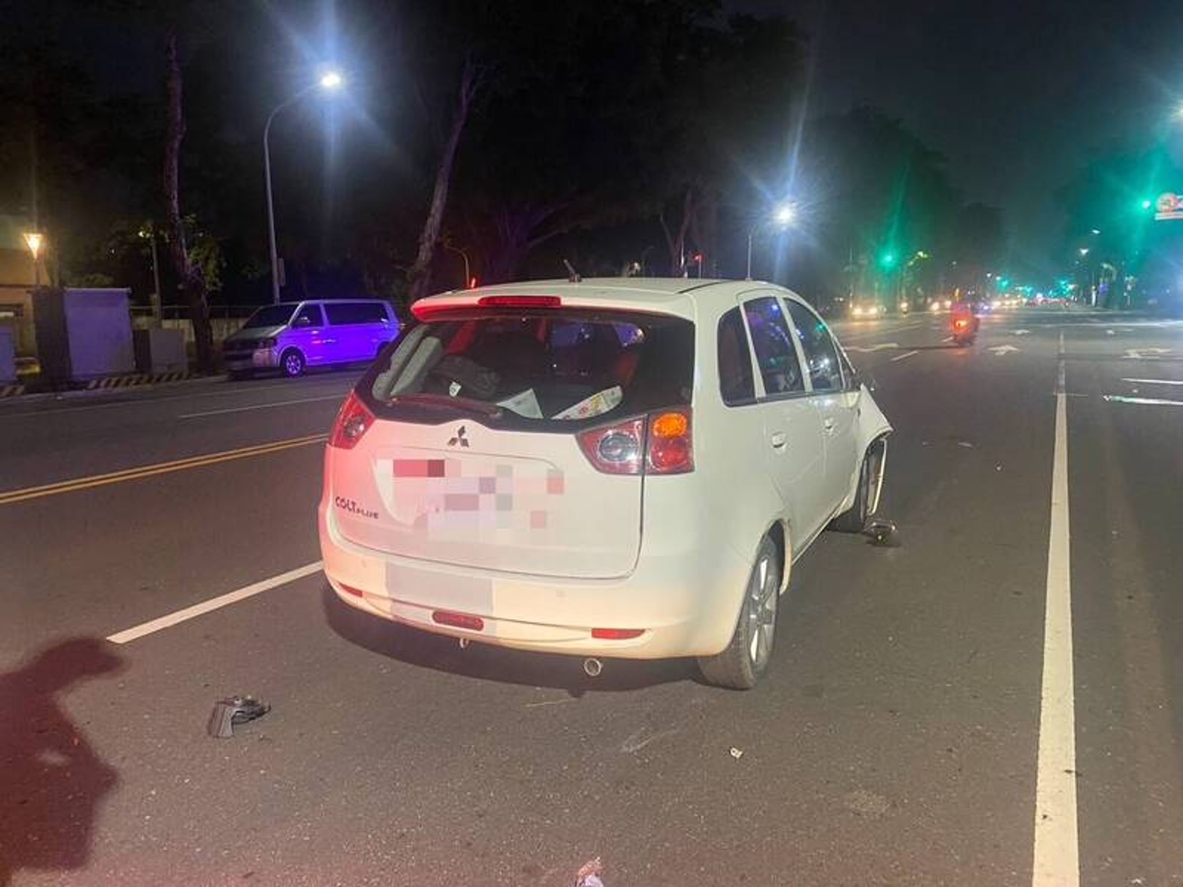 黃姓工程師昨駕車載家人返家途中，疑似疲勞駕駛在左營區軍校路突失控，衝撞步行的黃姓婦人一家三口，並波及多輛汽機車，造成2死3傷慘劇。（翻攝畫面）