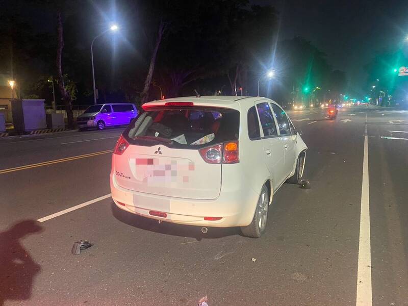 黃姓工程師昨駕車載家人返家途中，疑似疲勞駕駛在左營區軍校路突失控，衝撞步行的黃姓婦人一家三口，並波及多輛汽機車，造成2死3傷慘劇。（翻攝畫面）